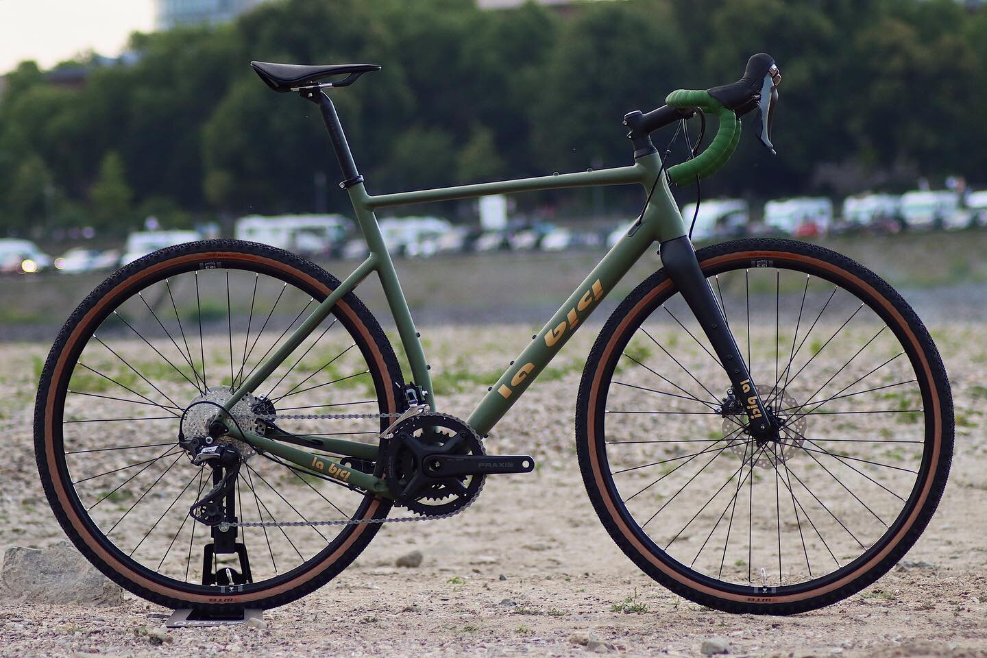 La Bici Allroad Alu Gravel #labici #labicibikes #labicibikeshop #labiciduesseldorf #d&uuml;sseldorf #duesseldorf #roadbike #cycling #cyclinglife #fromwhereweride #custombike #shimano #customframe #newbikeday ADVERT