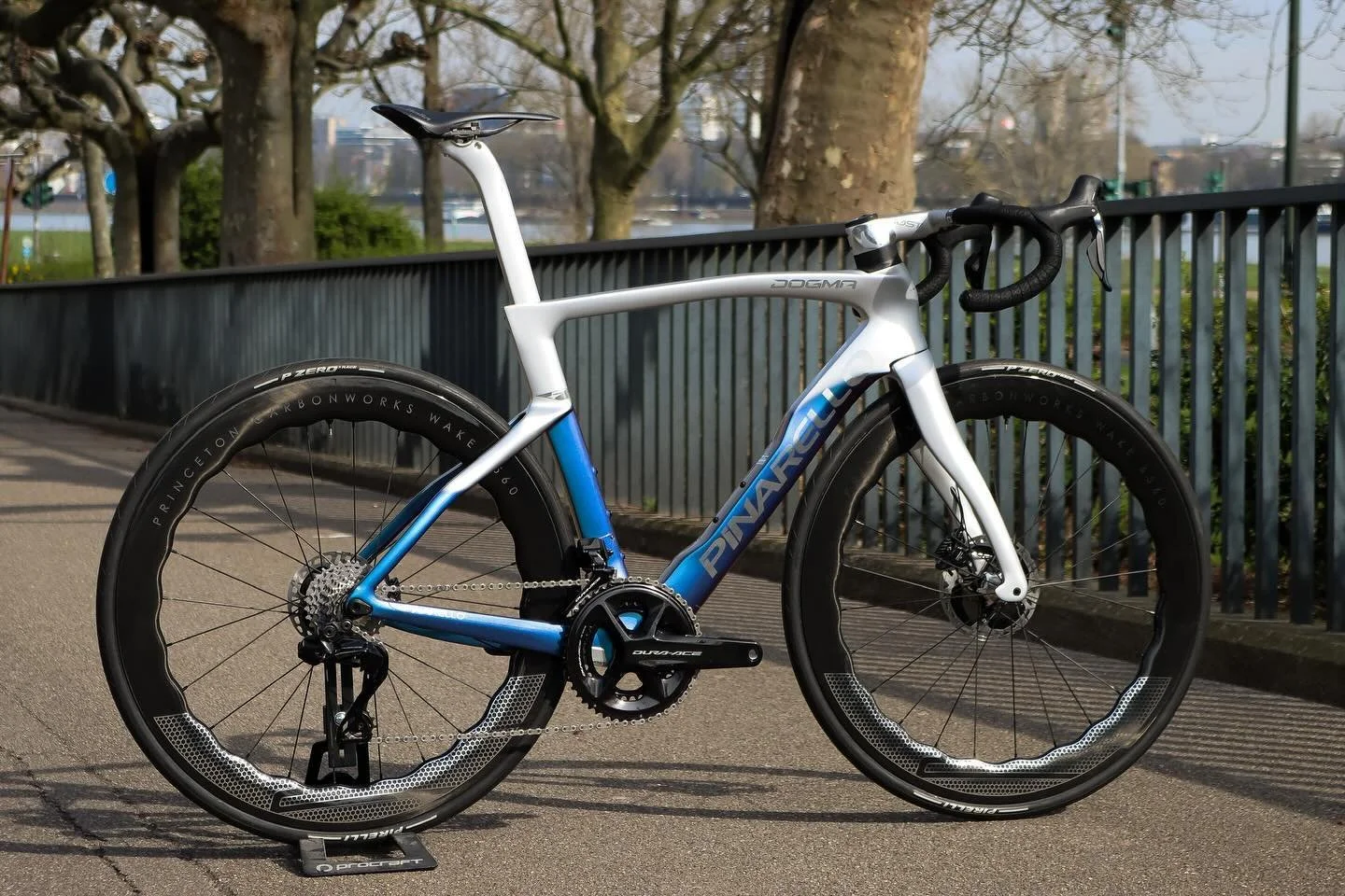 @pinarello_official Dogma F mit @princetoncarbonworks wake 6560 und @shimanoroad Dura Ace DI2 #labici #labicibikes #labicibikeshop #labiciduesseldorf #d&uuml;sseldorf #duesseldorf #roadbike #cycling #cyclinglife #fromwhereweride #custombike #pinarell