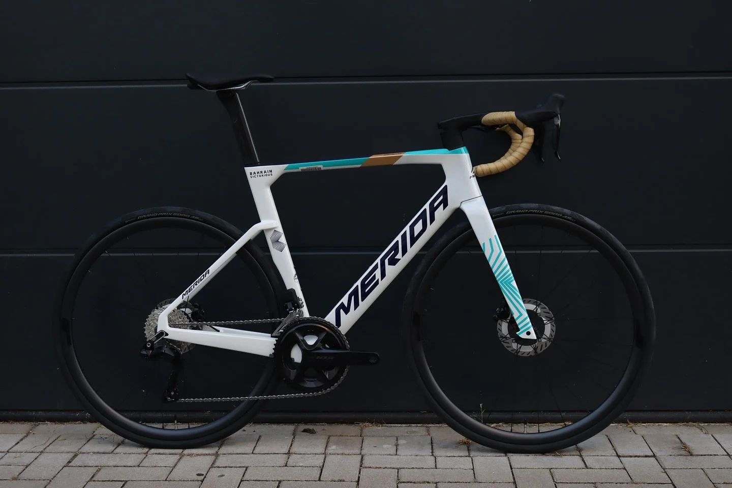 @merida.bikes.de Reacto Bahrain
Victorious mit 105 Di2 und @vision_tech_usa Carbon
LRS #merida #meridabikes #bahrainvictorious #tourdefrance #labici #labiciduesseldorf #105di2 
#rennrad #roadbike Werbung