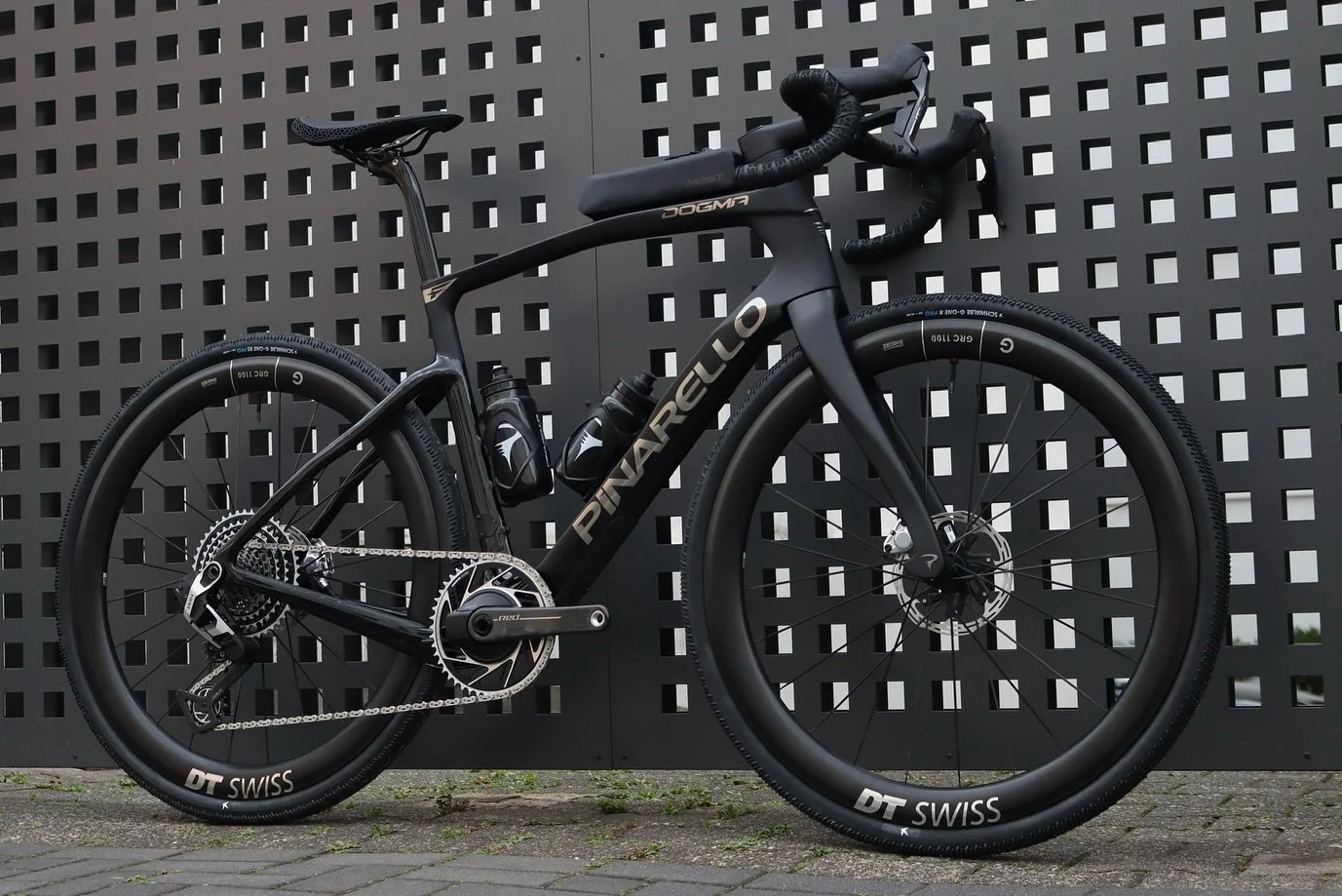 Das neue @pinarello_official Dogma GR mit @dtswiss GRC 1100 und @sramroad Red 1x13 - eine richtige Rakete! 
#labici #labiciduesseldorf #labicibikes #labicibikeshop #pinarello #pinarellodogmagr #pinarellogravel #dtswiss #dtswisswheels #sramredxplr Wer