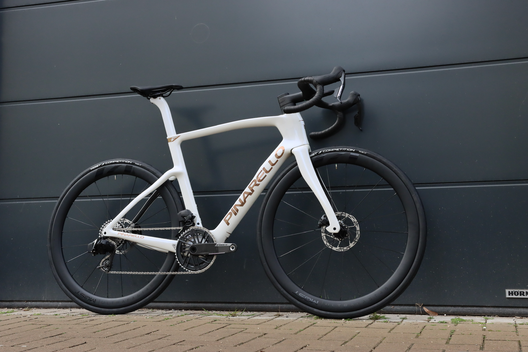 Pinarello F SRAM Force Most Laufrädern.png