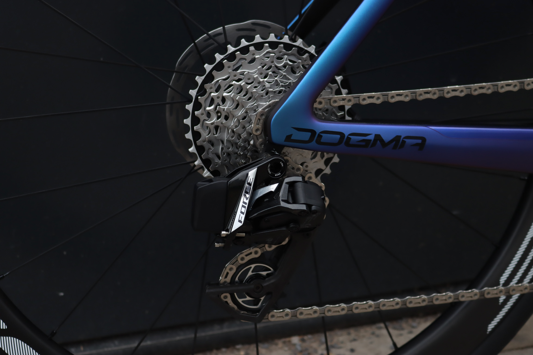 SRAM Force Schaltwerk AXS E1 auf Pinarello Dogma.png