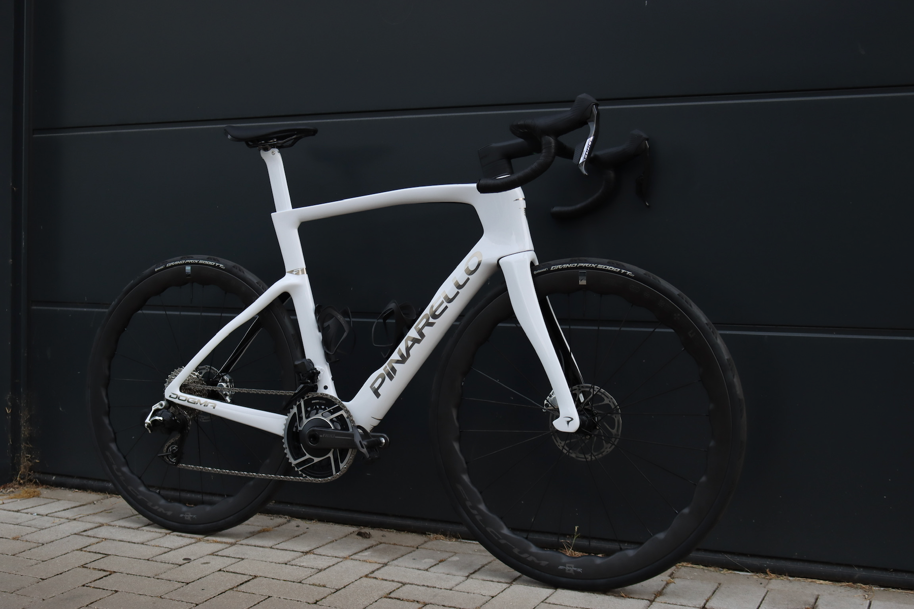 Pinarello Dogma SRAM Force Fulcrum Sharq.png