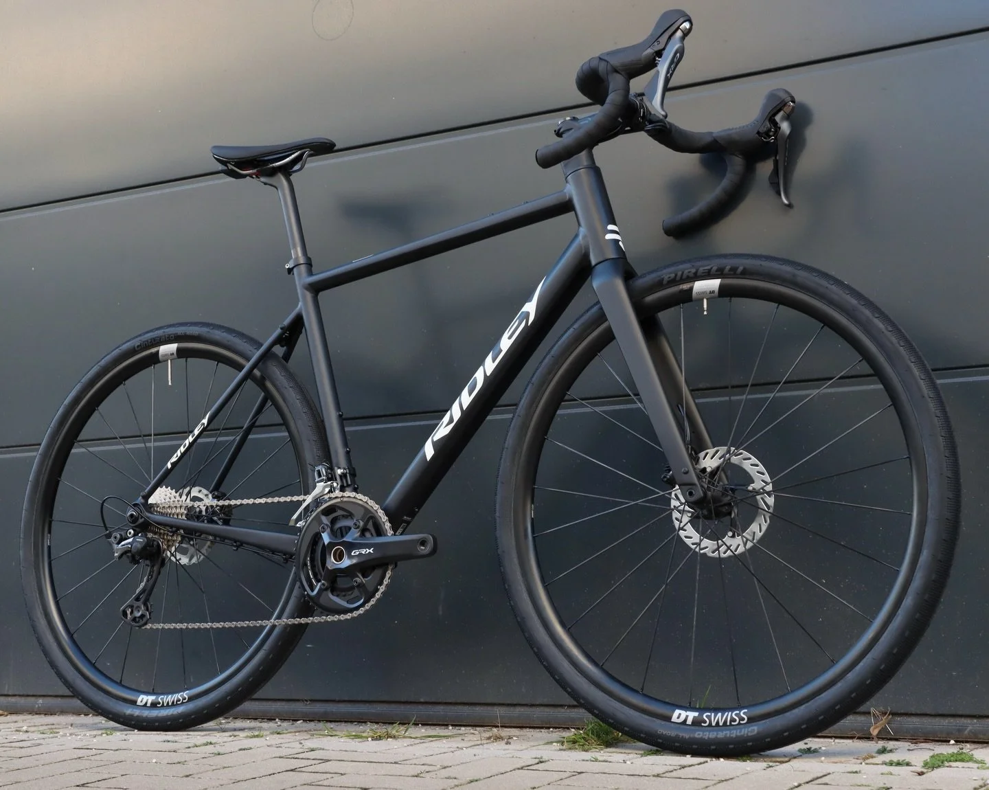 @ridley_bikes Grifn Alu custom Aufbau  mit @shimanogravel GRX 800 2x11, @dtswiss G1800 und @pirelli_cycling Cinturato TM All Road Reifen in 40mm&hellip;. #labiciduesseldorf #labici #ridleygrifn #ridleybikes Werbung