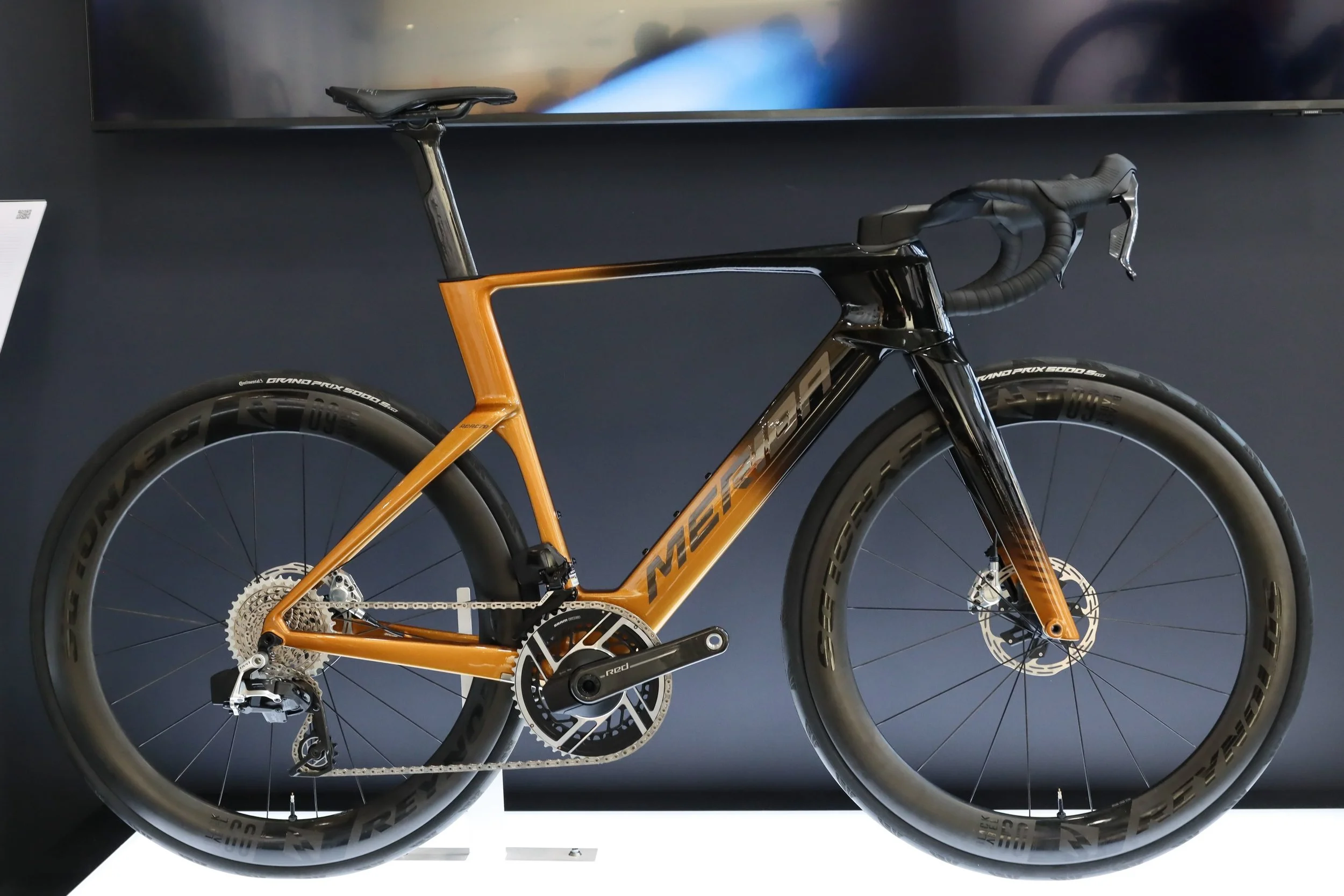 Das neue @merida.bikes.de Reacto 10k - eine absolute Aero Maschine.🚀 
 Hier mit dem neuen Merida Team CW1P Cockpit -  @sramroad Red und @reynoldscycling BL 60 Pro und Continental Grad Prix 5000 STR 
#labiciduesseldorf #meridareacto #aerobike #rennra