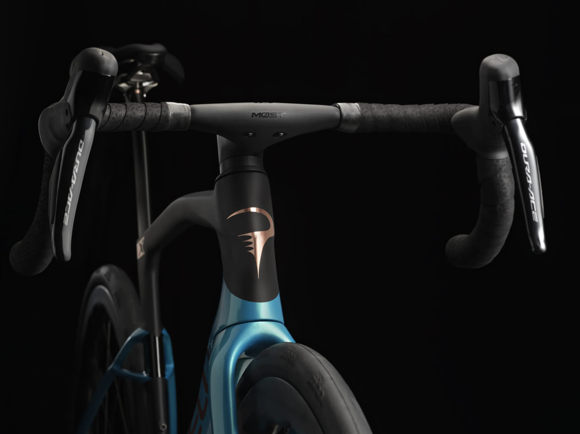 Pinarello DOGMA X Carbon-Rennrad – Detailaufnahme von Rahmen und Konstruktion für sportlichen Langstreckenkomfort