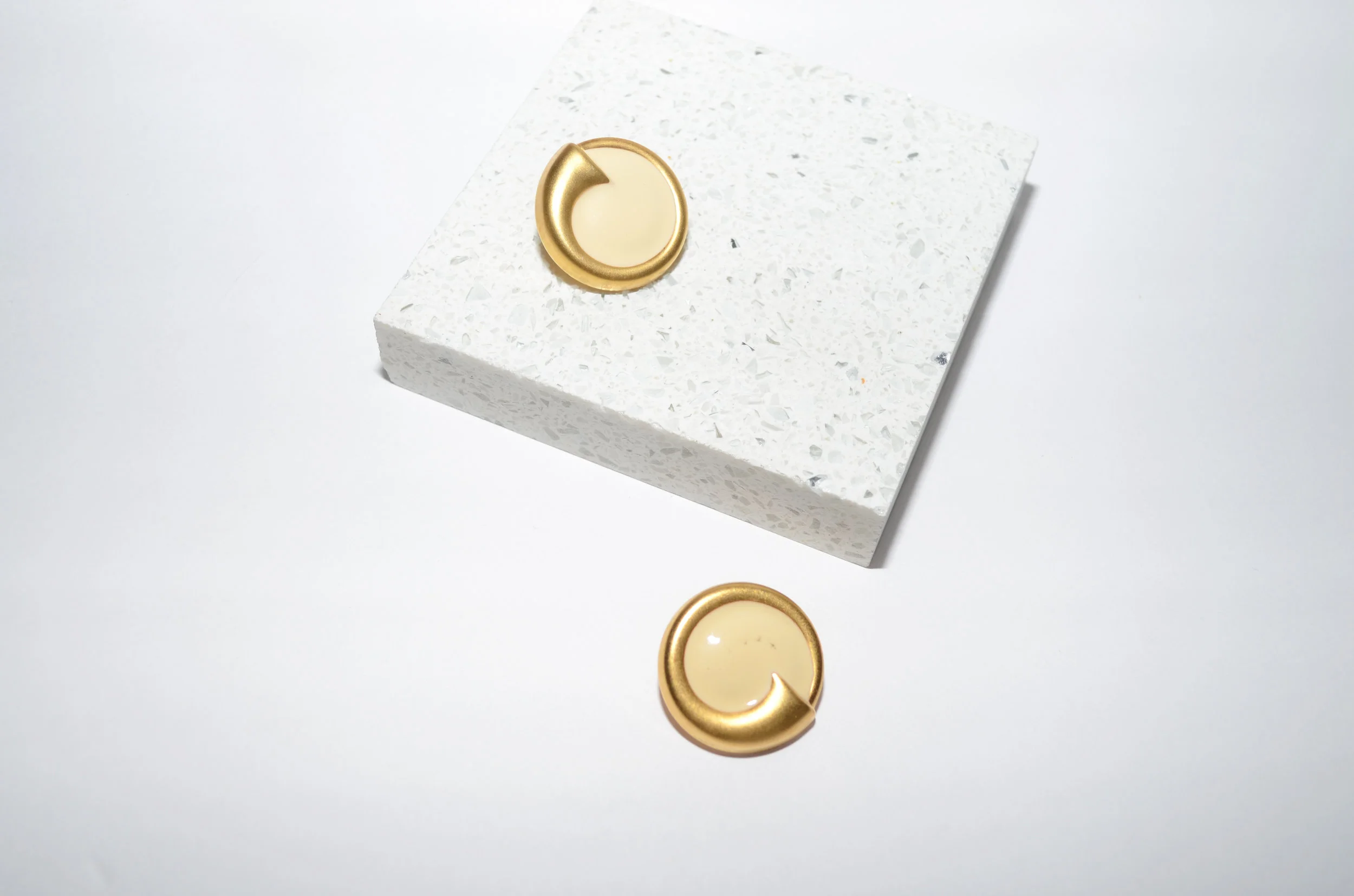 VINTAGE | GOLD CIRCLE STUD EARRINGS
