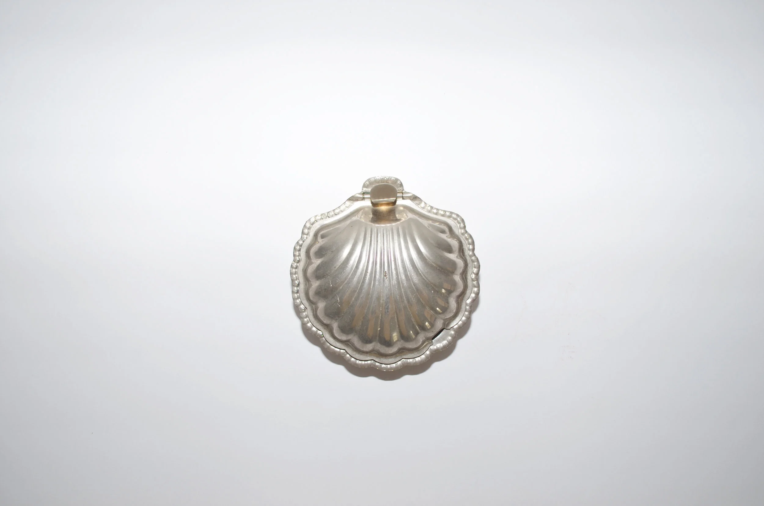 VINTAGE | SILVER SHELL CONTAINER