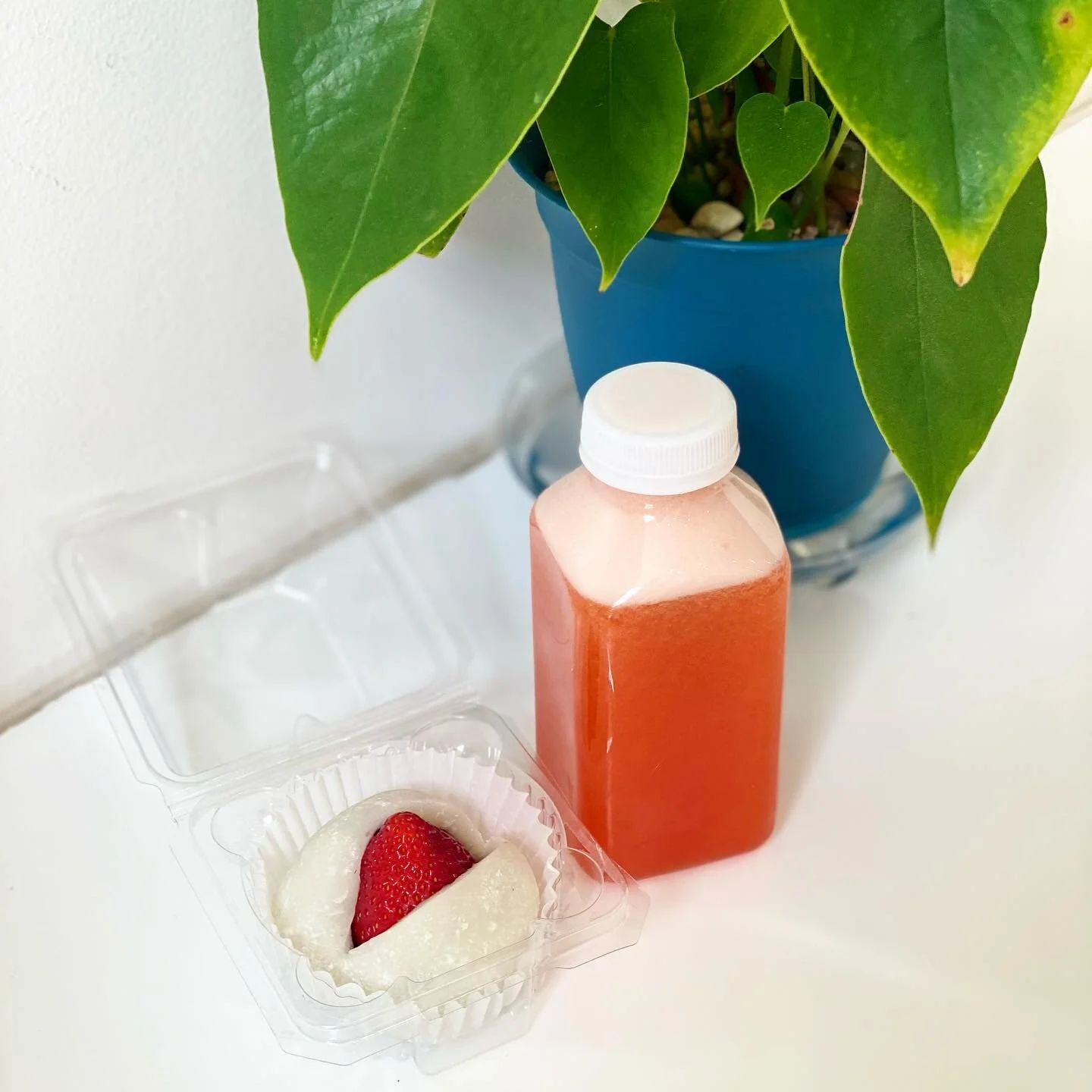 The berry best 🍓Treat yourself to our new strawberry mochi and strawberry lemonade! 🍋