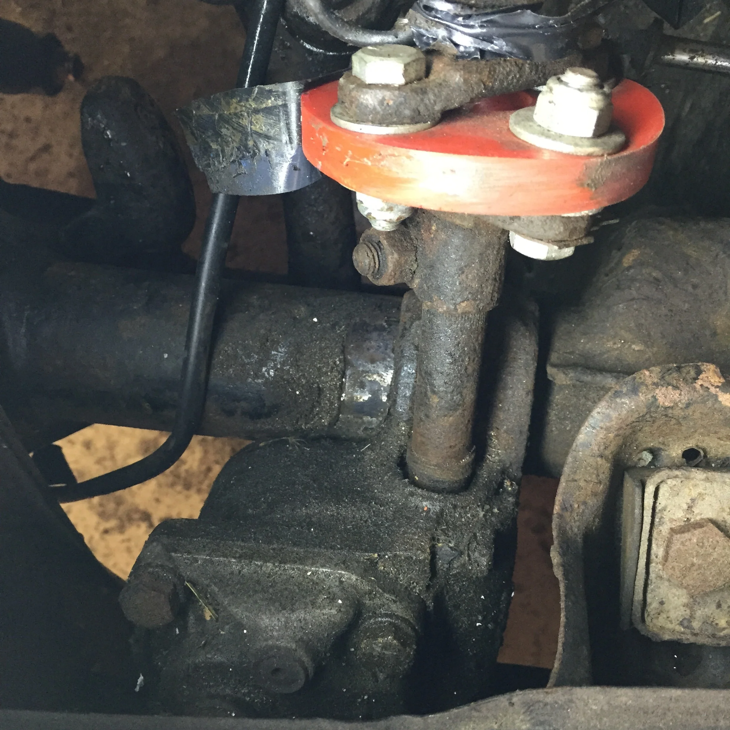 The steering box was loose and could be moved by hand. Don't know where this "expert" gets his '20 years of experience' from, but it's not the school of common sense, that's for sure!