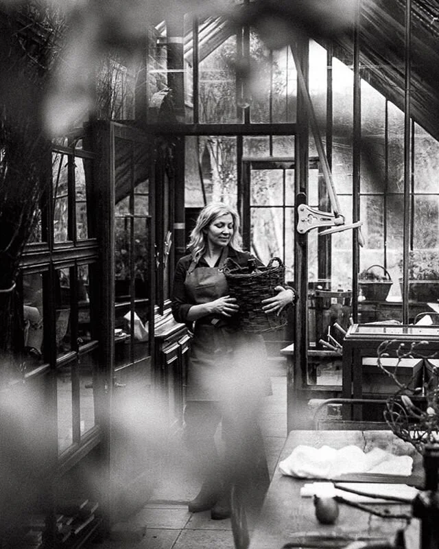 The sun is shining and Spring is right around the corner! The countryside is coming back to life, and wild garlic is nearly ready to make the season’s first pesto with. A couple of days ago my English gentleman @theo_maxfield and I climbed into the car and headed to @petershamnurseries for a wee shoot for an upcoming event. We have so much in store for you this year! At the end of the week our March newsletter goes out where we’ll share the first peek into new upcoming events this year so be sure to sign up if you haven’t already. Our newsletter has been given a little lift and I’m excited to share a few new recipes with you, seasonal foraging ideas and tips for our favorite countryside getaways. There’s a definite spring in my steps these days as the sun and the warmth is returning. I may have a deep love for rain and fog, but even I can’t deny the magic of the returning sun and longer days. #mmforsbergworkshop #petershamnurseries