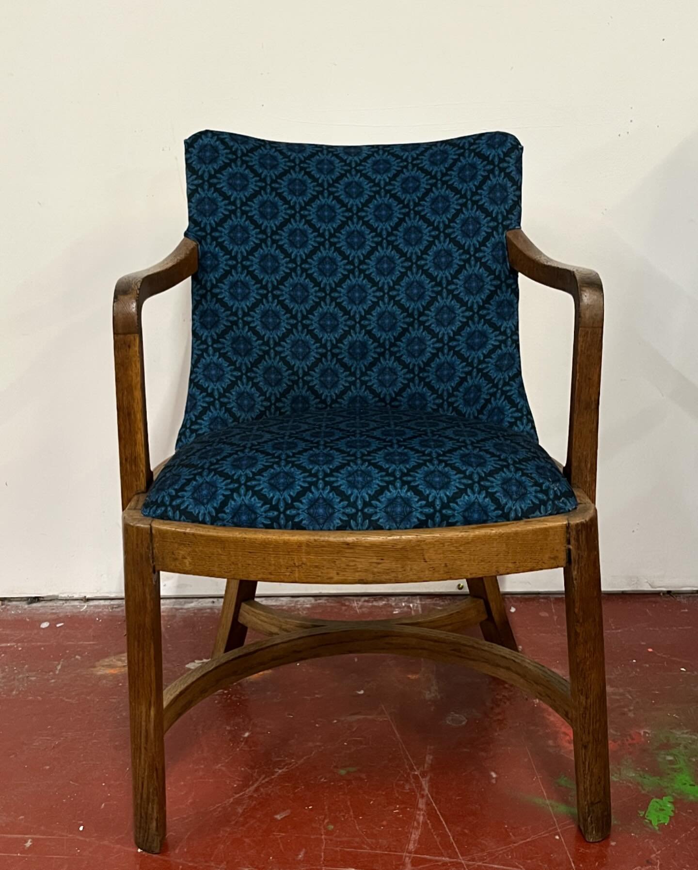 Nice little chair given a lick of dark wax, a slab of new wadding and foam, with a splash of new velvet from that designer fella Laurence 

@artoftheloomuk @llewelynbowen