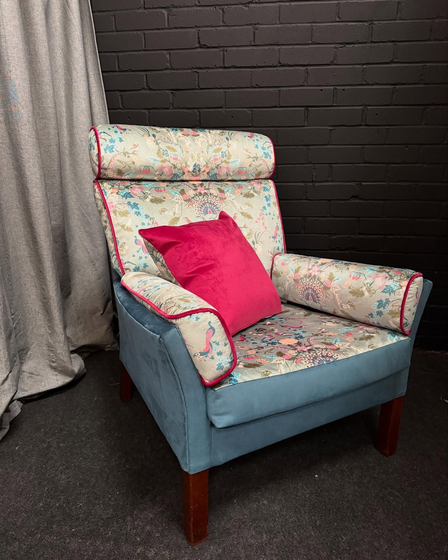 A few snaps of the #parkerknoll armchair we recently made over. It was found in a customers new home, left in a sorry state (we will posted the before and after in stories).
Knowing it was a classic our customer decide to give it a fresh look. And