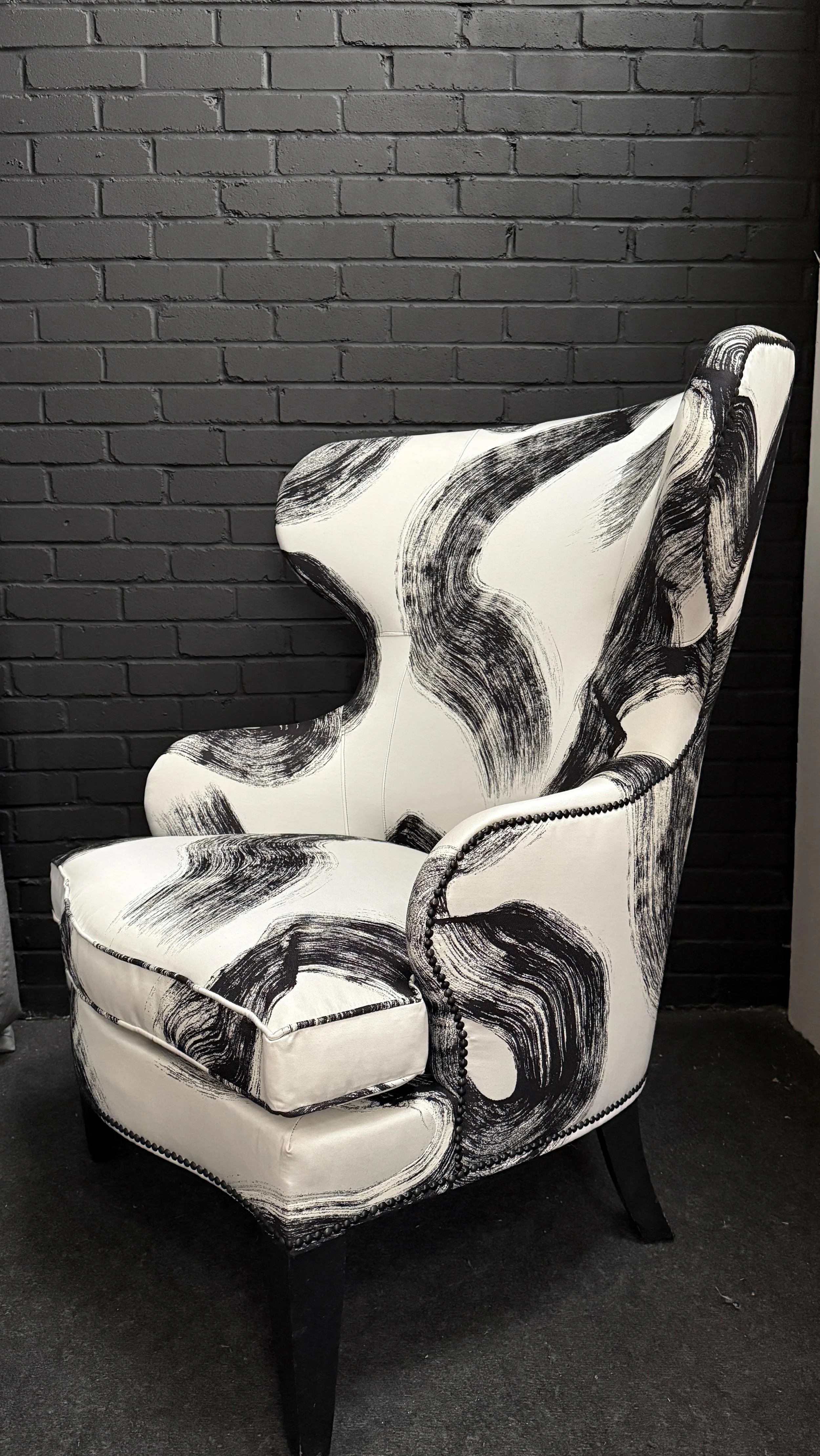 Tsauri Avocet from Black Edition @romo_fabrics
Originally from the US this armchair stands tall, commanding pride of place; a real focal point.
The bold brushstrokes of the design help it to be even more of a statement. Despite its strong look th