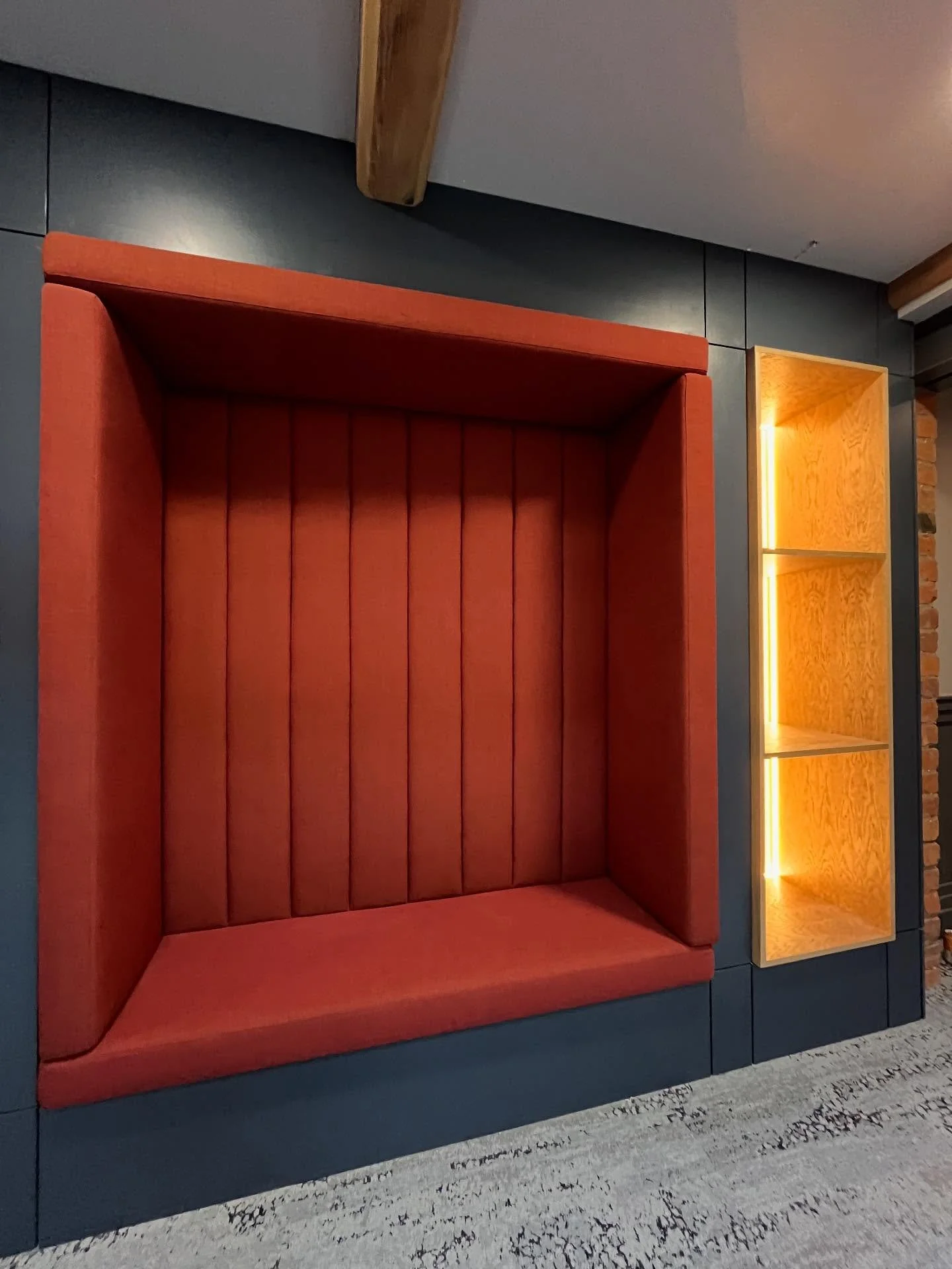 Little look back to the smart hallway 360 bench we made for @colonycowork at their Jactin House location in Ancoats. 

A perfect spot for utilising corridor space for quick calls, coffee - or some office gossip?  The 360 upholstered sections help red