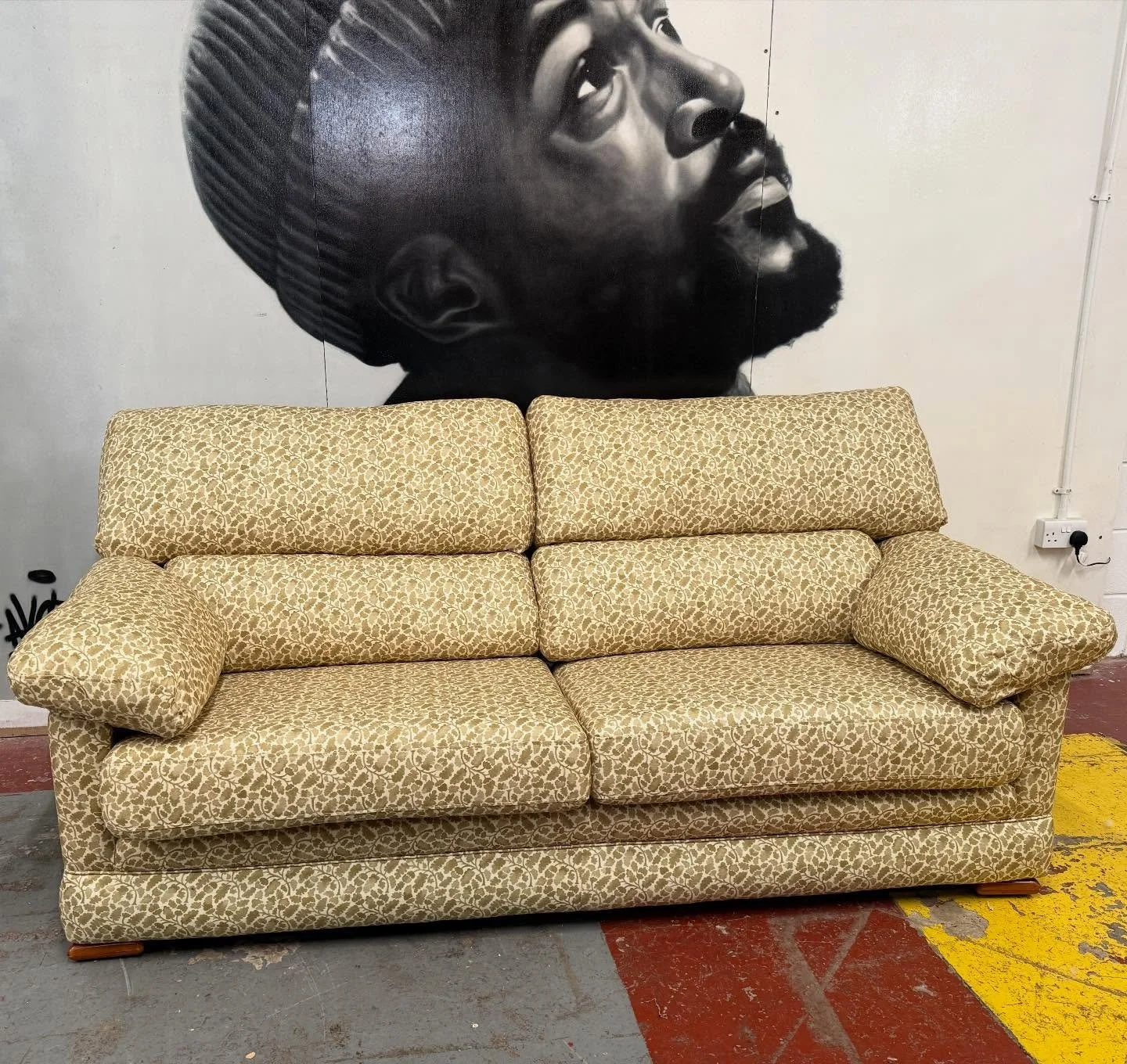 Now we&rsquo;ve completed our commercial builds, we&rsquo;re full swing ahead on our &ldquo;12 Chairs of Christmas*&rdquo; for our domestic clients. 

A classic before and after of this family sofa. Finished in @warwickfabricsuk new Hampton Prints - 