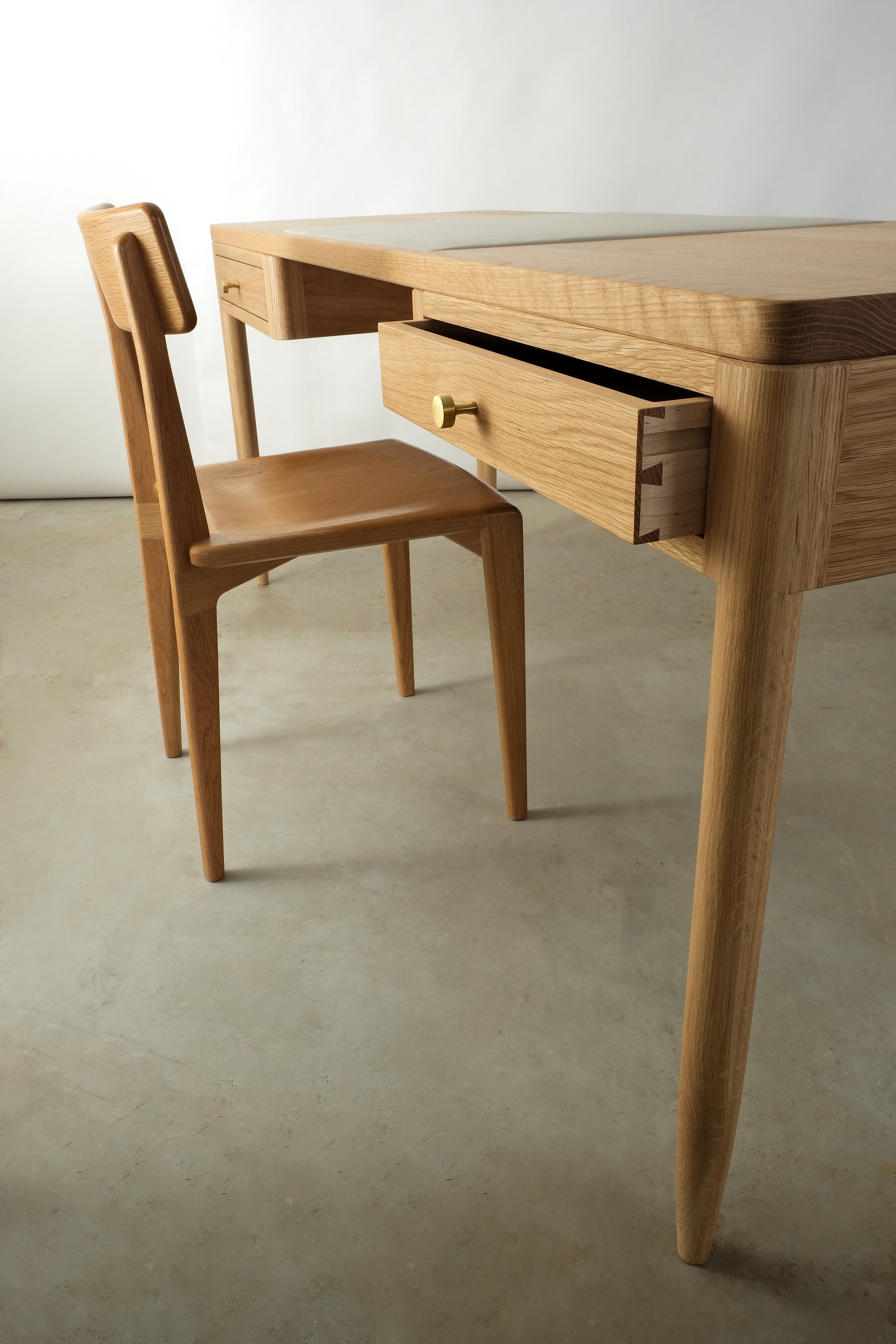 baxter desk with chair:dovetail details.JPG