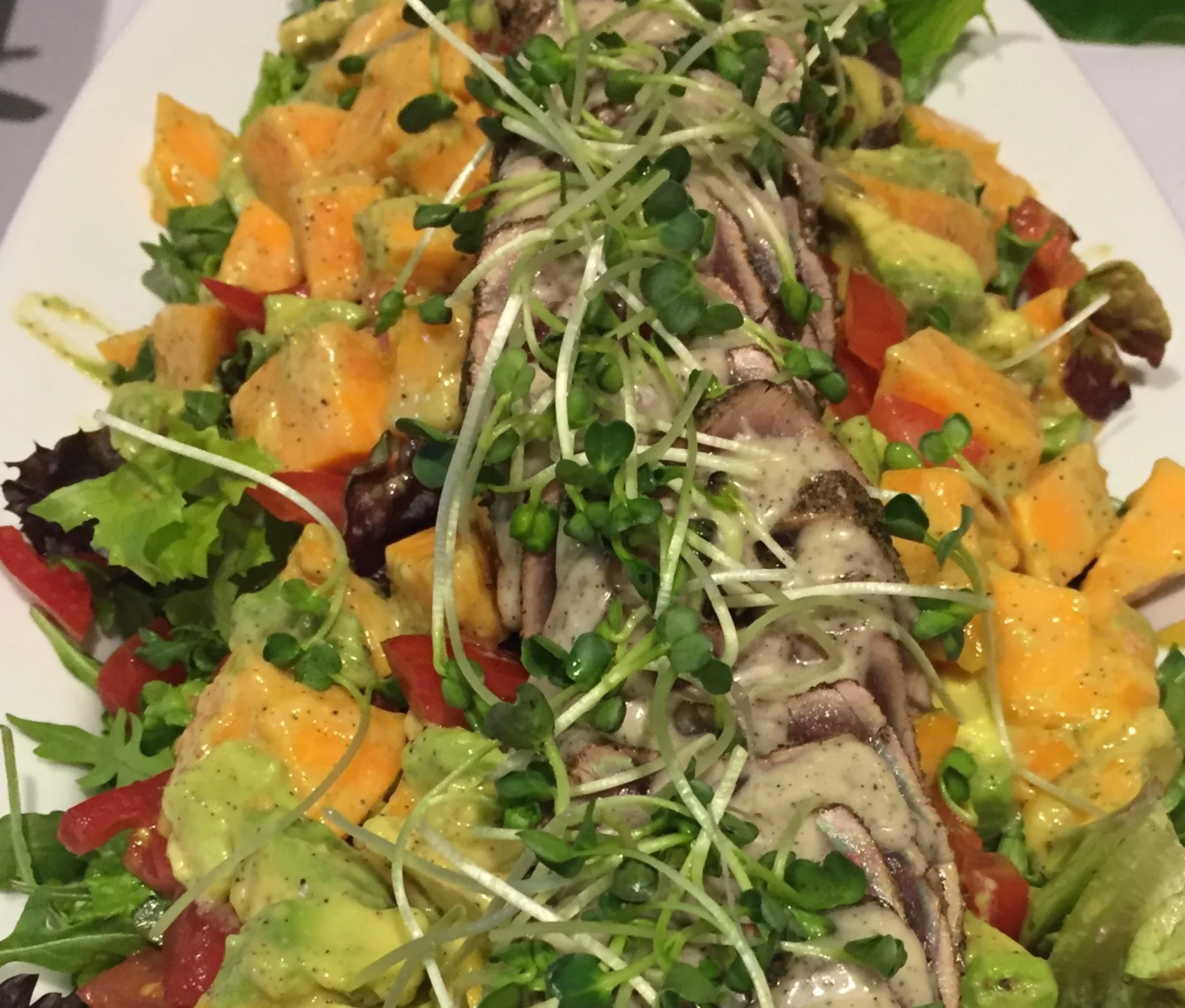Fresh Papaya & Seared Ahi salad