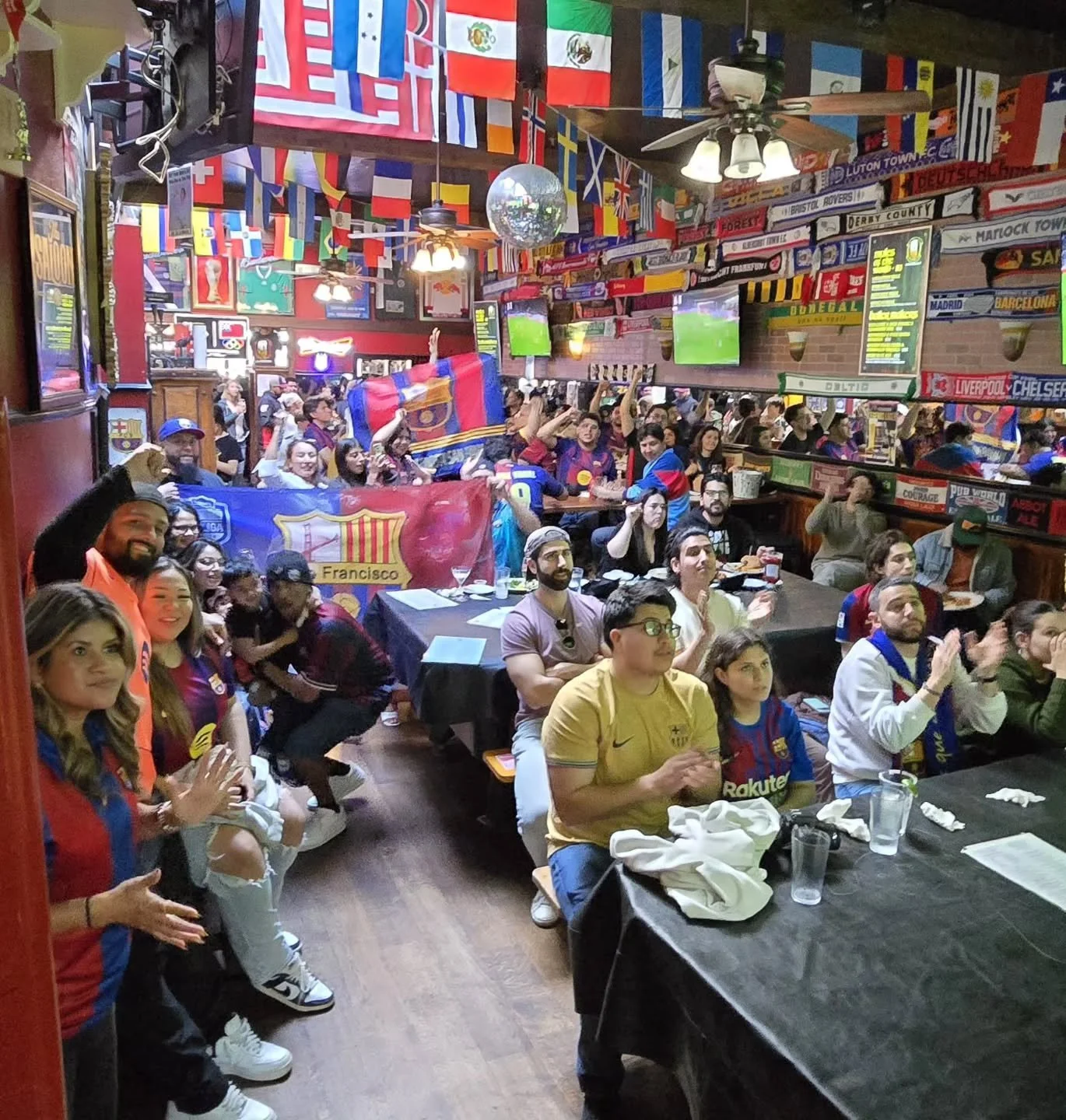 RESULT DIDN&rsquo;T GO OUR WAY&hellip; BUT LOOK AT THIS FAMILY 💙❤️

Noon kickoff, packed house at Mad Dog in San Francisco, and a Bar&ccedil;a side that fought all the way in San Sebasti&aacute;n. The points stayed with Real Sociedad today, but the 