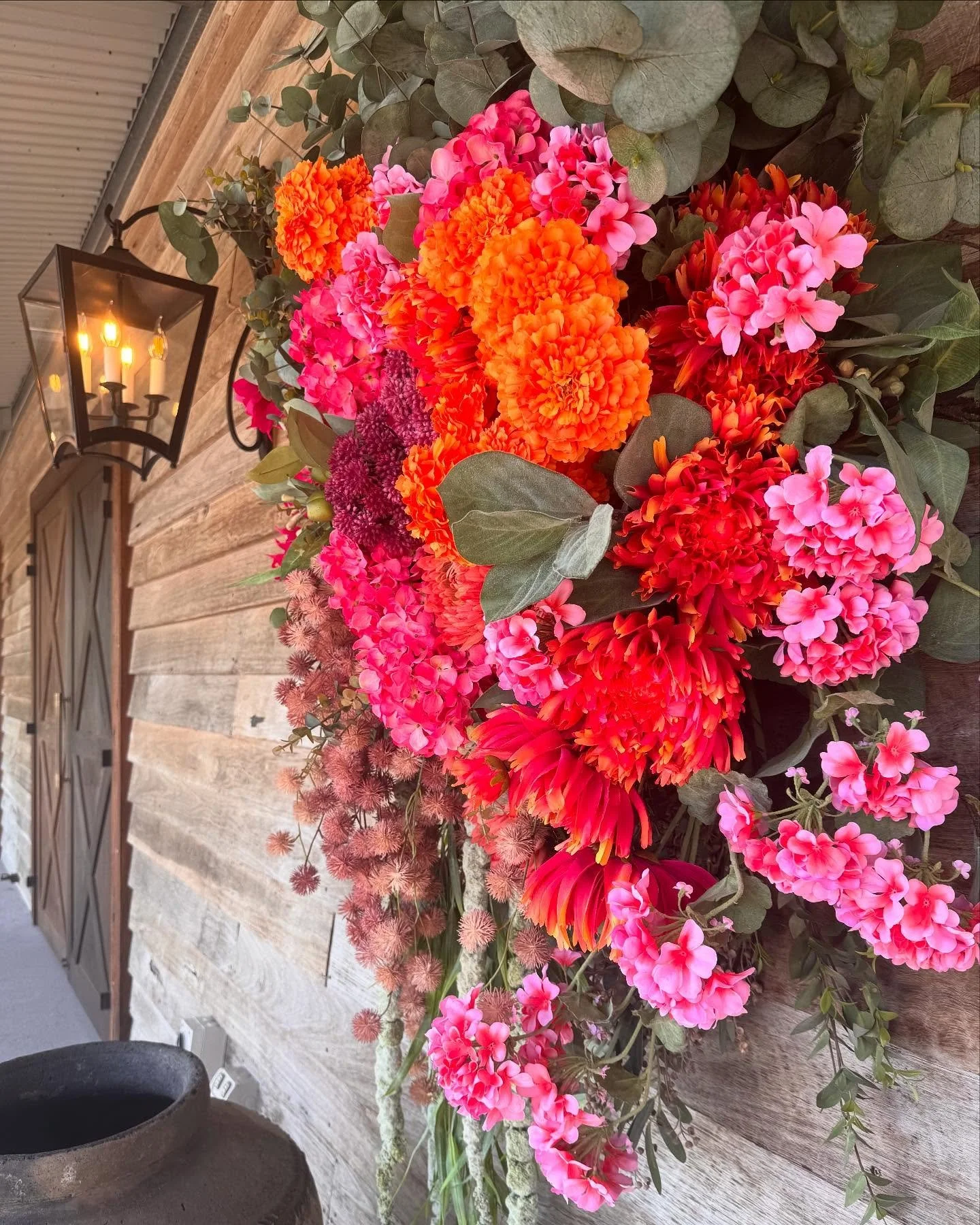 DETAILS&hellip; 🪷

&bull; Venue @saddlesmountwhite 
&bull; Interiors @michelleleslie.studio 
&bull; Architecture @whitedicksonarchitects 
&bull; Florals @moonflower__artistry 
&bull; Location: Mount White, NSW

#ａｅｓｔｈｅｔｉｃ #design #interiors #flowers