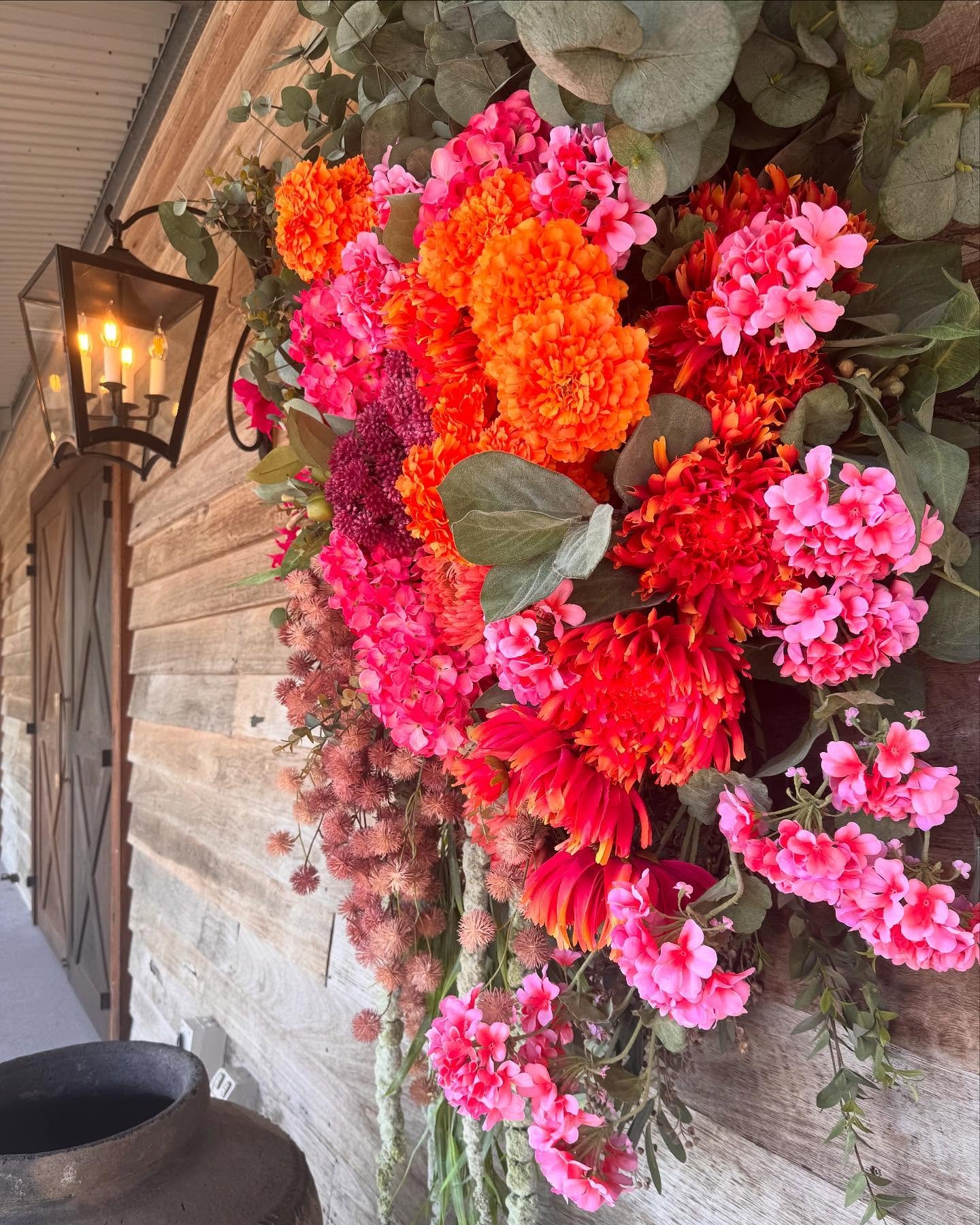 DETAILS&hellip; 🪷

&bull; Venue @saddlesmountwhite 
&bull; Interiors @michelleleslie.studio 
&bull; Architecture @whitedicksonarchitects 
&bull; Florals @moonflower__artistry 
&bull; Location: Mount White, NSW

#ａｅｓｔｈｅｔｉｃ #design #interiors #flowers