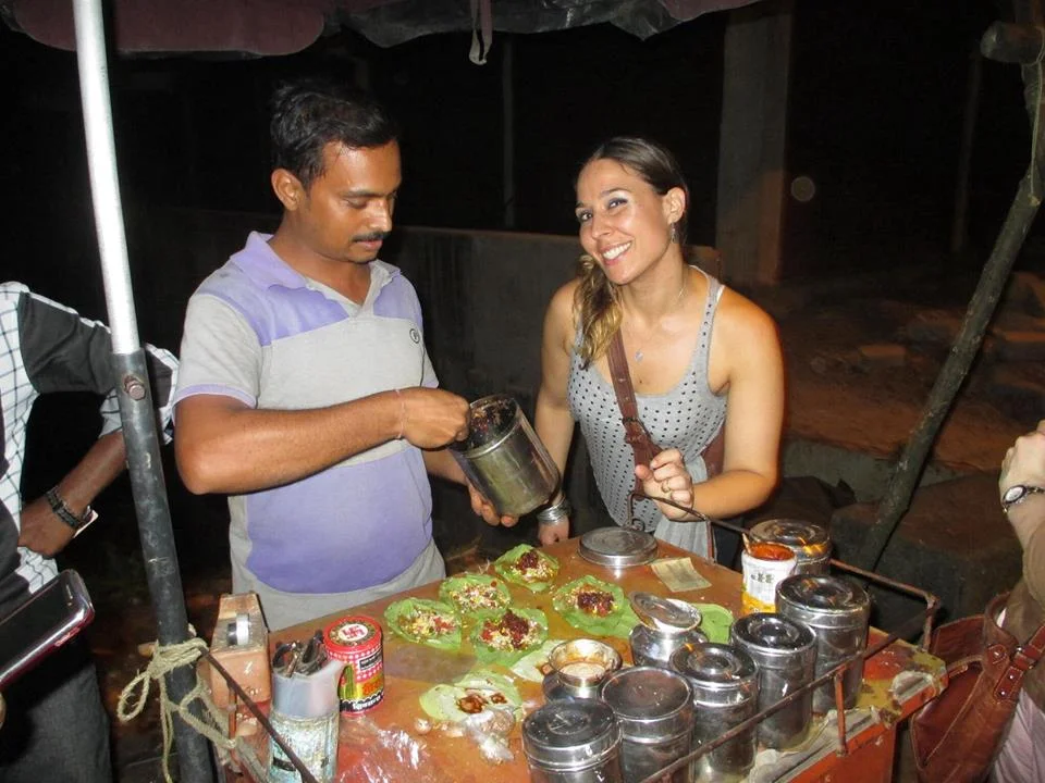 Probando el Paan Indio por primera vez en la ciudad de Aluva en Kerala, India. El Paan es una hoja de betel llena de especies, semillas, lima y hasta aveces tobacco que sirve como un bocado digestivo despues de comer. Muy divertido ayudar a preparar…