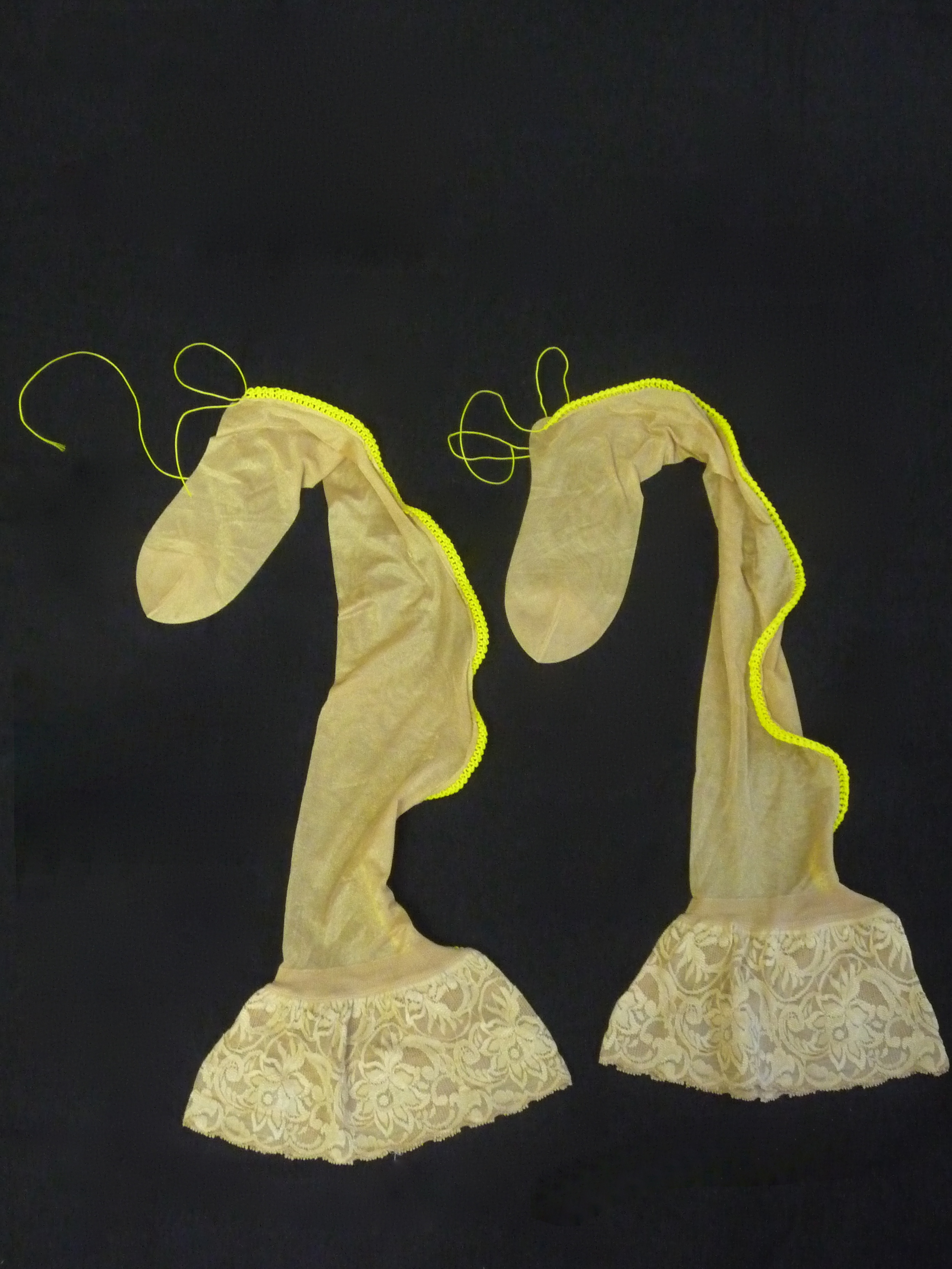  Unentdlichkeit, Nylons, Maurerschnur, gestrickt,  184 x 56 x 3 cm 