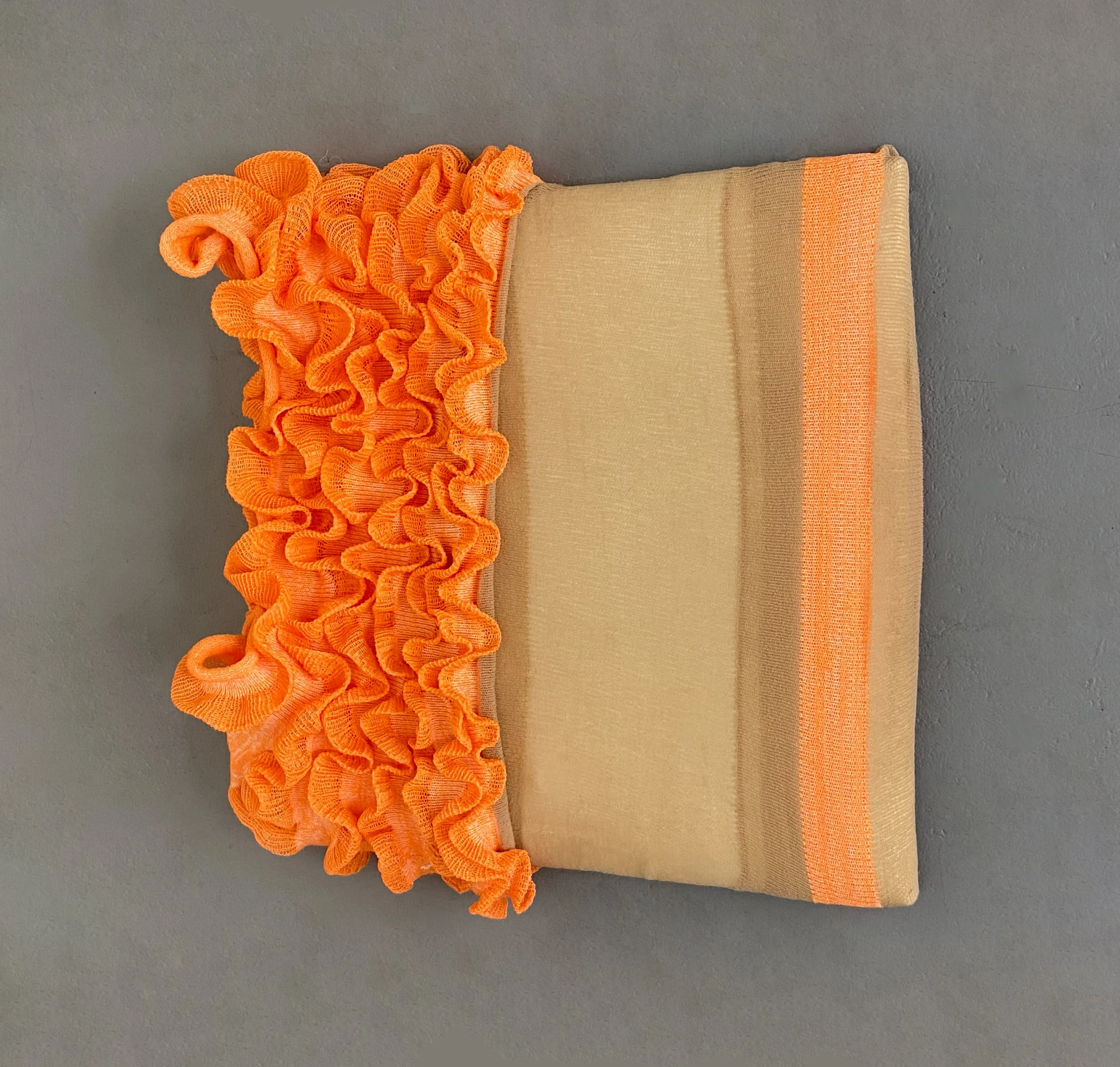  Irmgard – Konstruktion 1  Nylon, Baustellennetz, Wolle, 4 × 40 × 40 cm  2025 