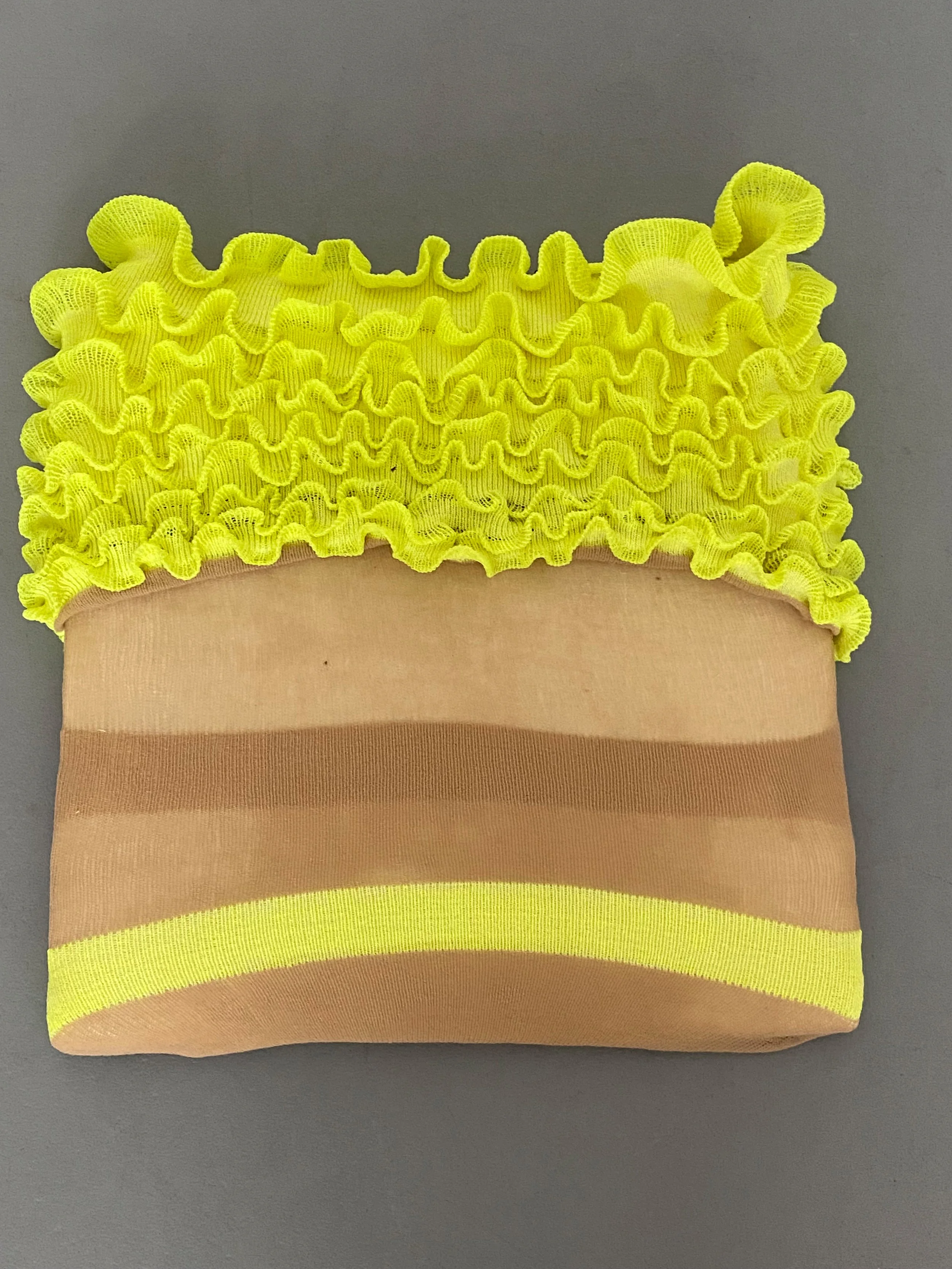  Irmgard – Konstruktion 2  Nylon, Baustellennetz, Wolle  4 × 40 × 40 cm, 2025 