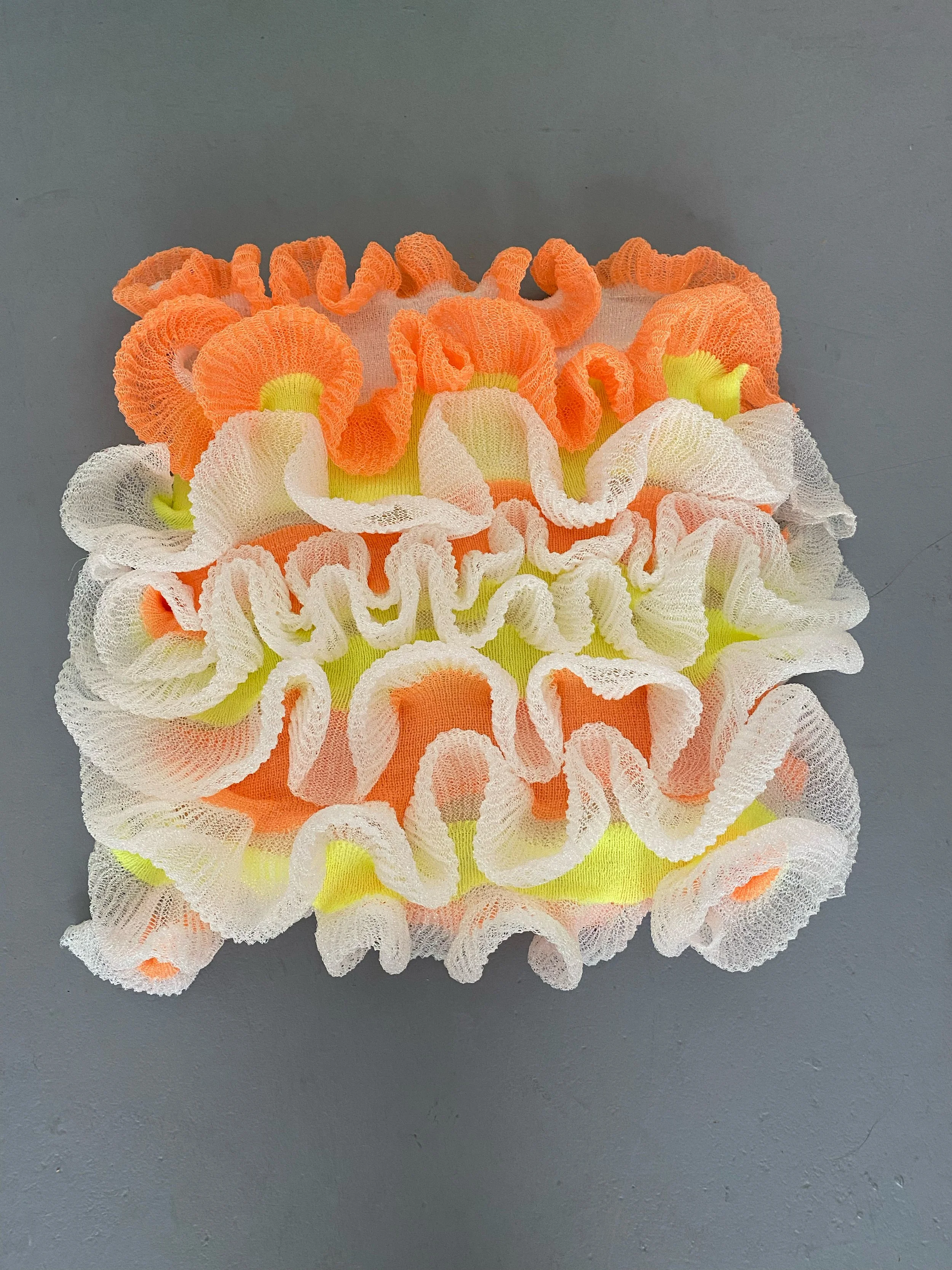  Irmgard – Konstruktion 18  Nylon, Baustellennetz, Wolle  9 × 40 × 40 cm, 2025   