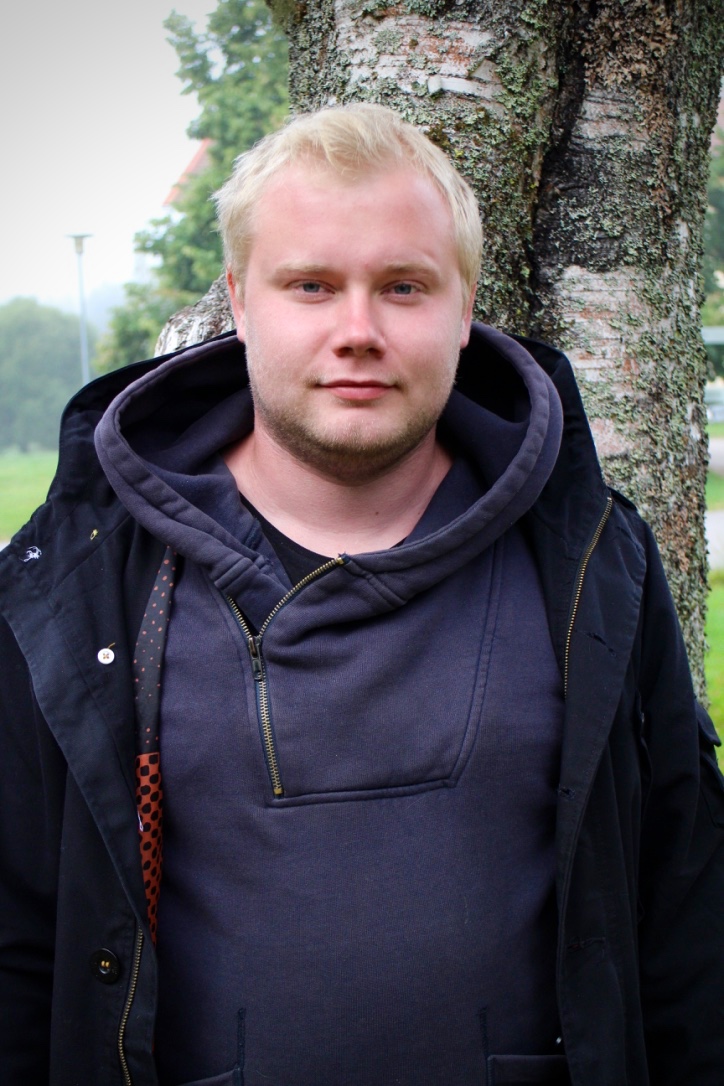 MIKKO 24-vuotias lahtelaisporvoolainen tapaus suuressa seikkailussa Isossa Kirjassa. Hain tänne, koska katsoin elämäntilanteessani ajankohtaiseksi lähteä Herran helmaan opiskelemaan. Suositteleva pastorini "käski" minut raamattulinjan sijasta Followiin, sillä tämä on parhain tapa aloittaa raamattukoulu - mielipide osoittautui oikeaksi. :)
