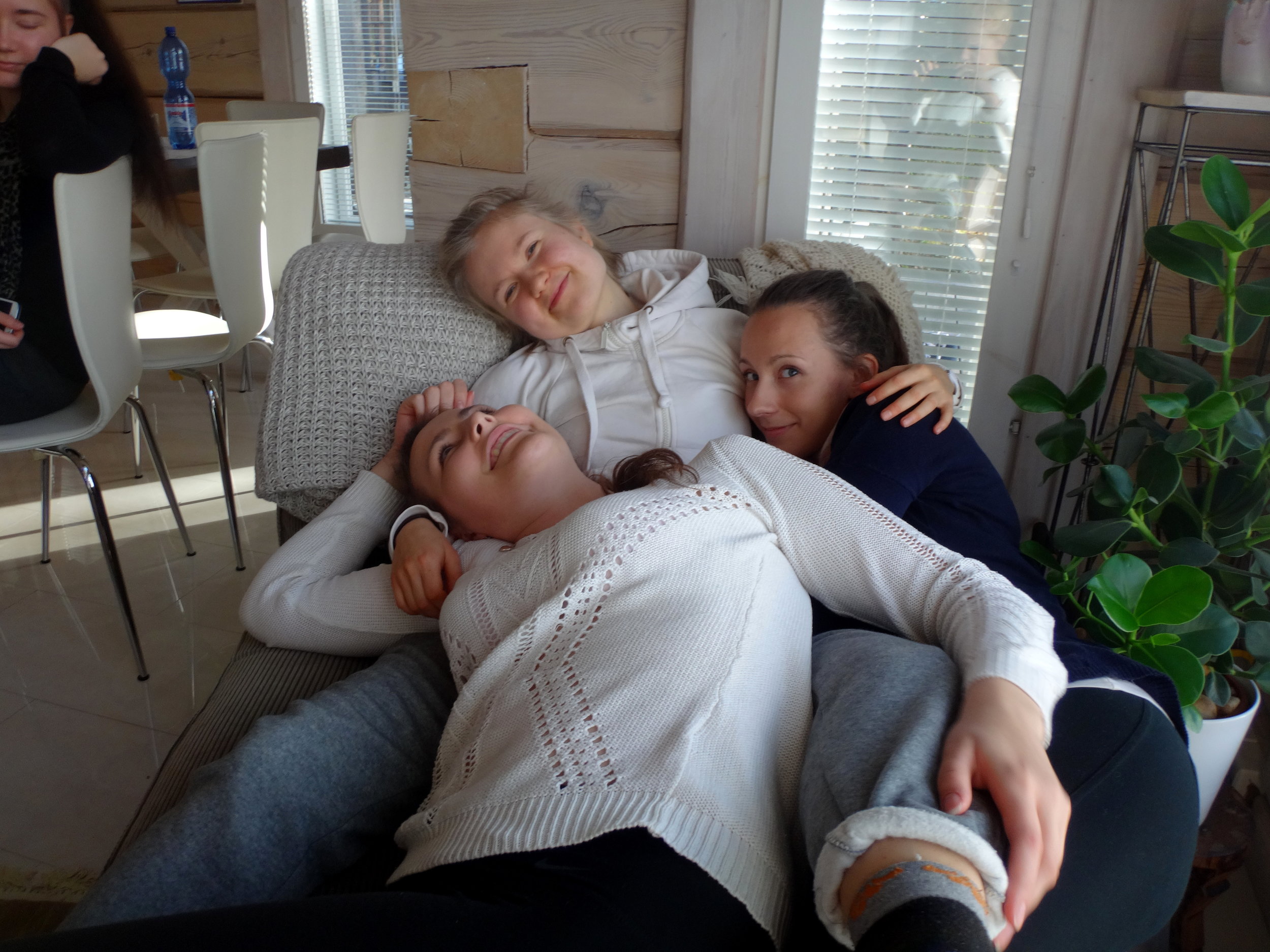 Marika, Eve ja Saara päivälevolla.