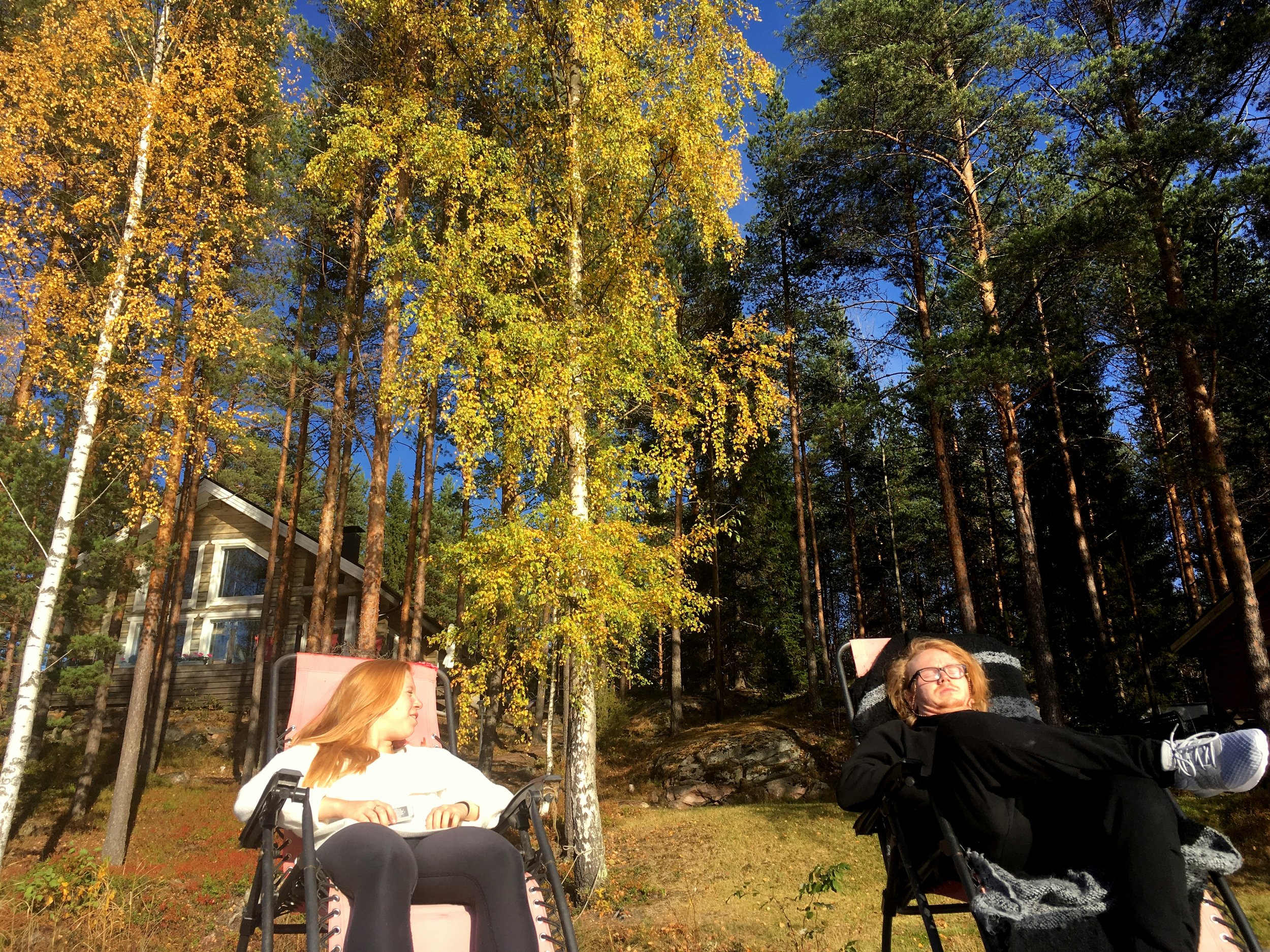 Saara ja Toni ruokalevolla.