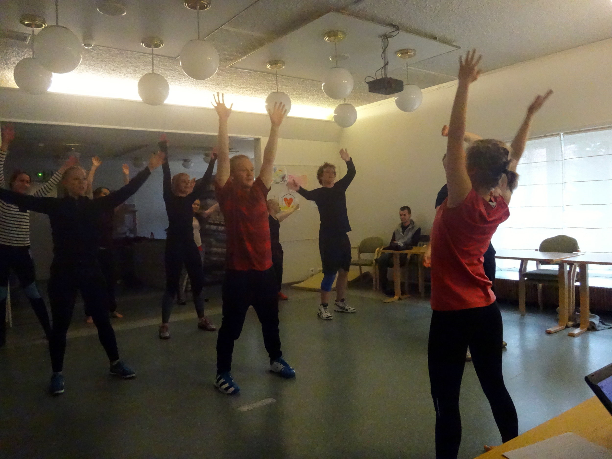 Liikunnassa Even pitämä aerobic -tunti.