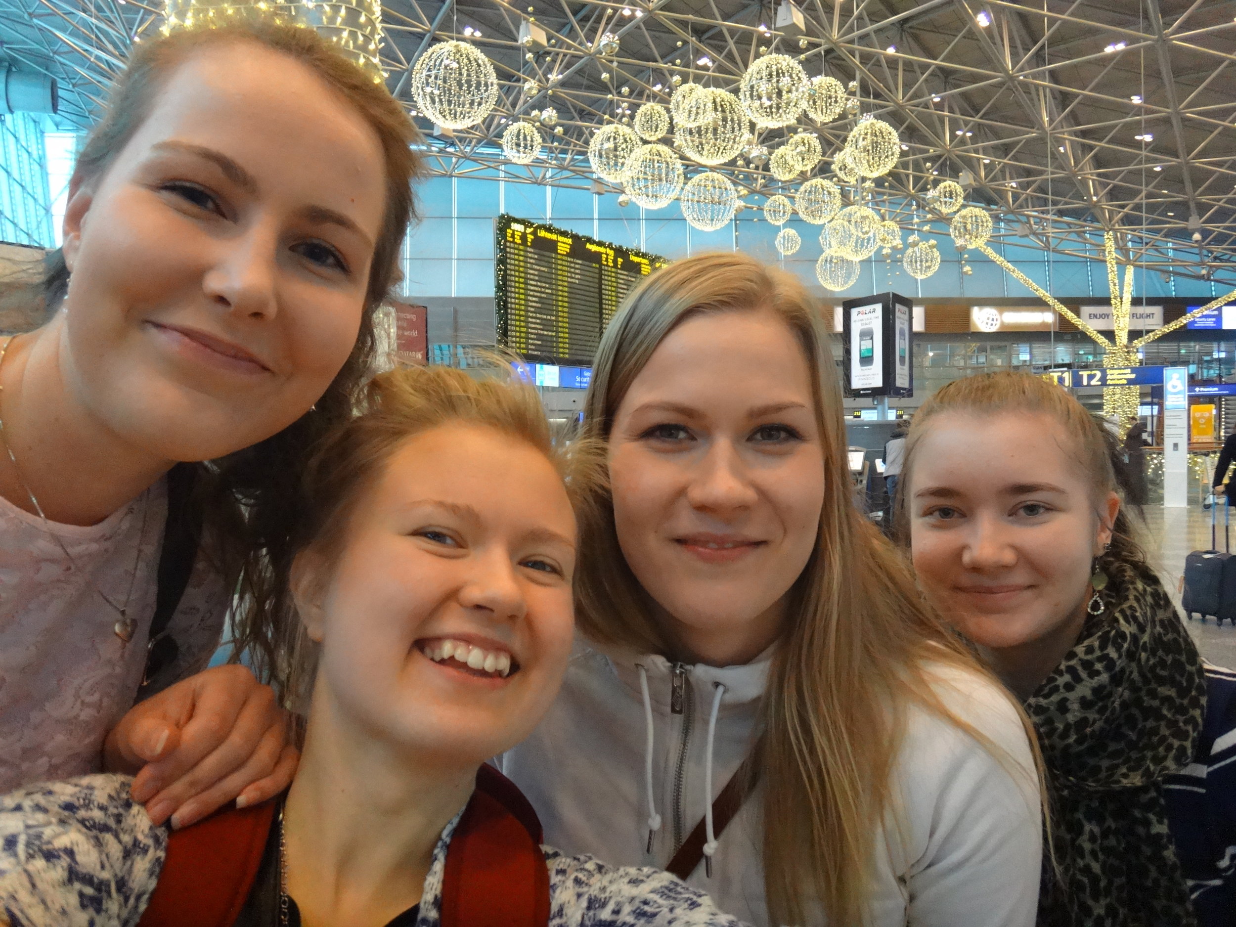 Pirteät leidit lähtötunnelmissa Helsinki-Vantaalla. :)
