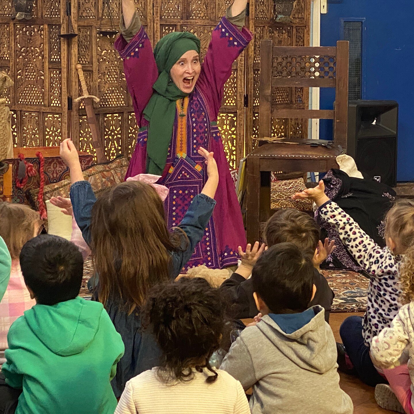 Nursery pupils at Manorside Primary in Finchley, N London enjoy tales of #wisdom #wonder #wit from #MuslimHeritage #Rumi #Tunisia #Pakistan #Joha #Hodja #MullaNasruddin this morning. #TheatreWithoutWalls supported by @theprincesfund
 @WestonFdn #lear