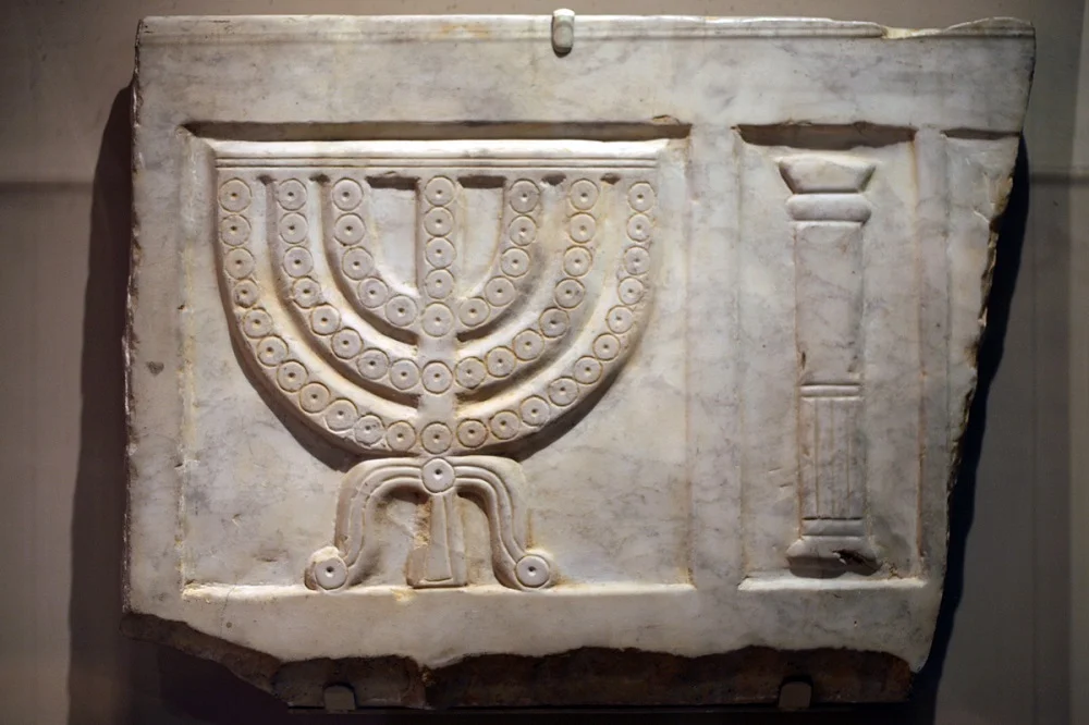 Carved marble sarcophagus section | 3rd-4th century, currently held in the Jewish Museum (New York) | Image Source