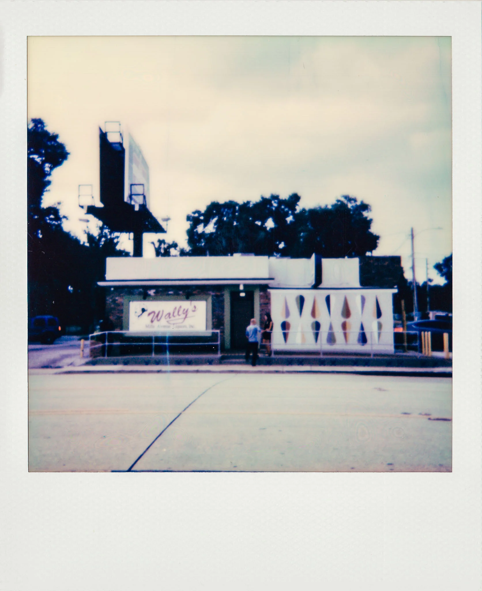 Outdoor view of Wallys Mills Avenue Liquors