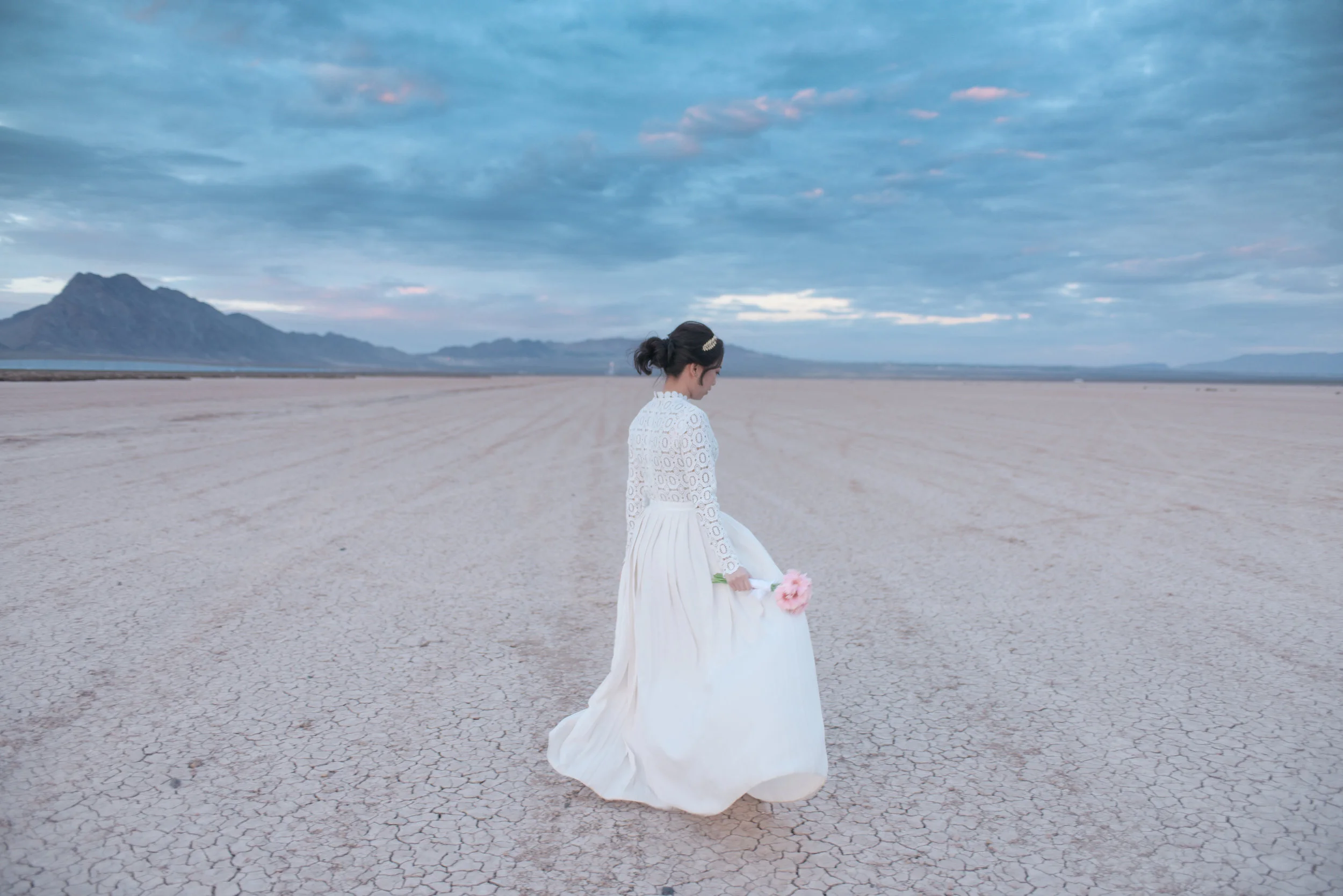 las vegas wedding, peachy keen unions, las vegas elopement, pop up wedding, las vegas, downtown las vegas, dry lake bed, dry lake bed wedding, asian wedding, wedding inspiration, las vegans wedding photographer