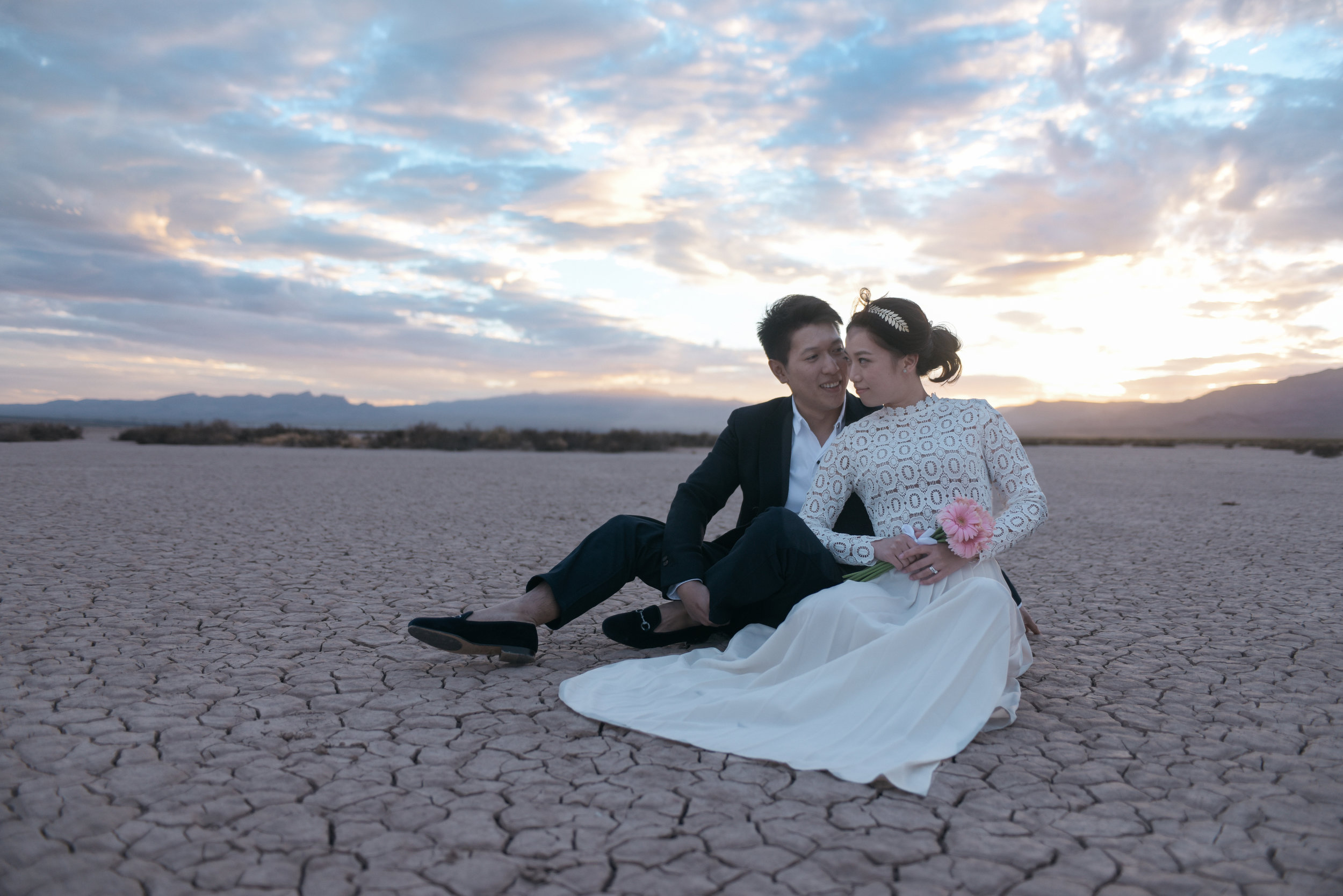 las vegas wedding, peachy keen unions, las vegas elopement, pop up wedding, las vegas, downtown las vegas, dry lake bed, dry lake bed wedding, asian wedding, wedding inspiration, las vegans wedding photographer