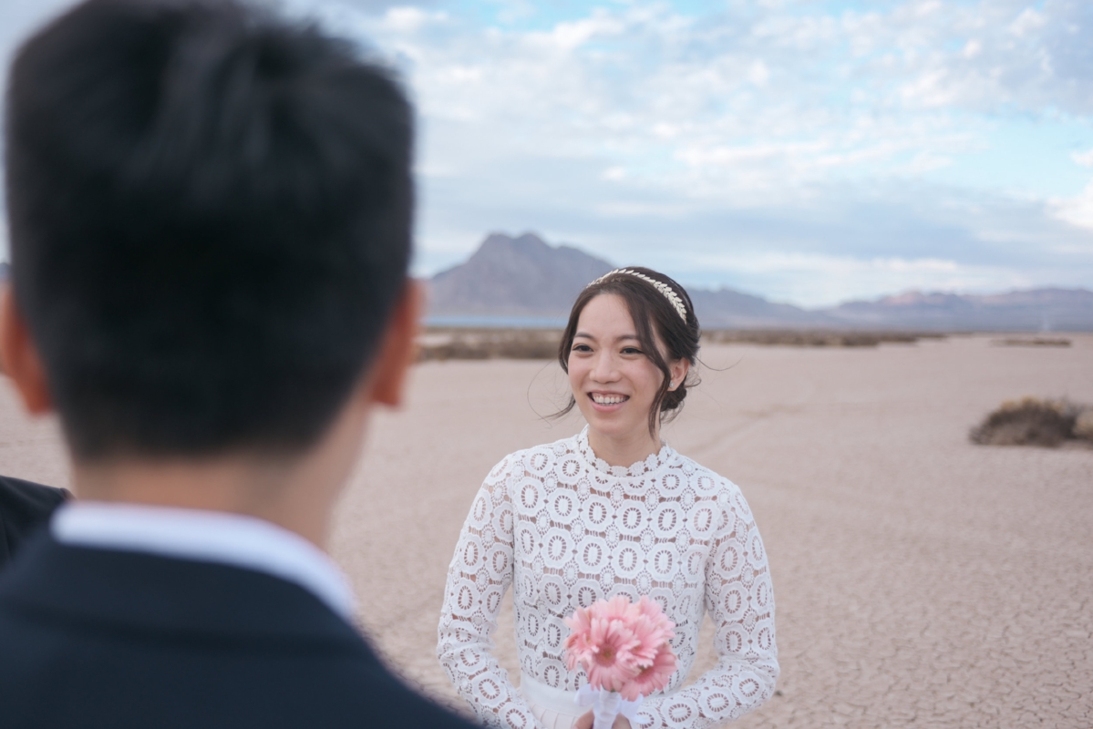 las vegas wedding, peachy keen unions, las vegas elopement, pop up wedding, las vegas, downtown las vegas, dry lake bed, dry lake bed wedding, asian wedding, wedding inspiration, las vegans wedding photographer