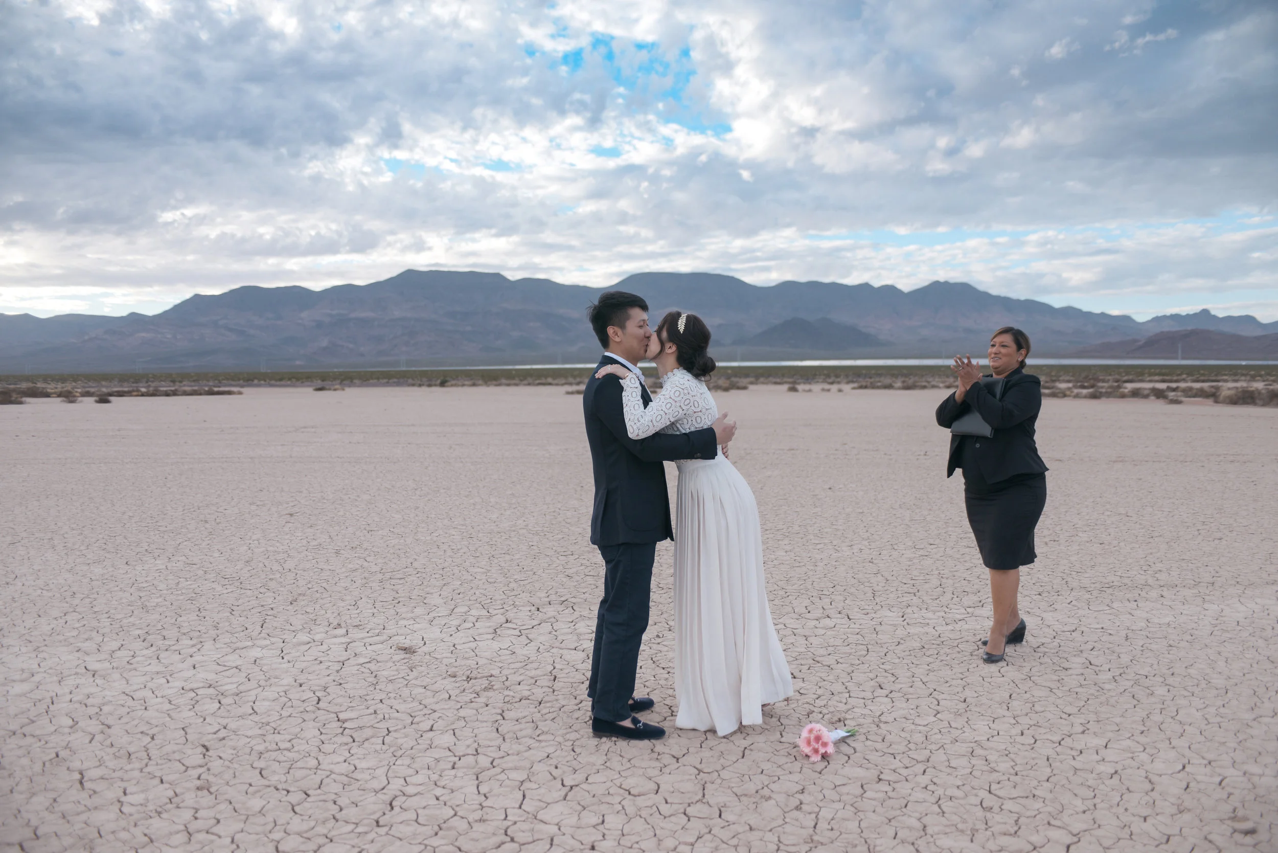 las vegas wedding, peachy keen unions, las vegas elopement, pop up wedding, las vegas, downtown las vegas, dry lake bed, dry lake bed wedding, asian wedding, wedding inspiration, las vegans wedding photographer