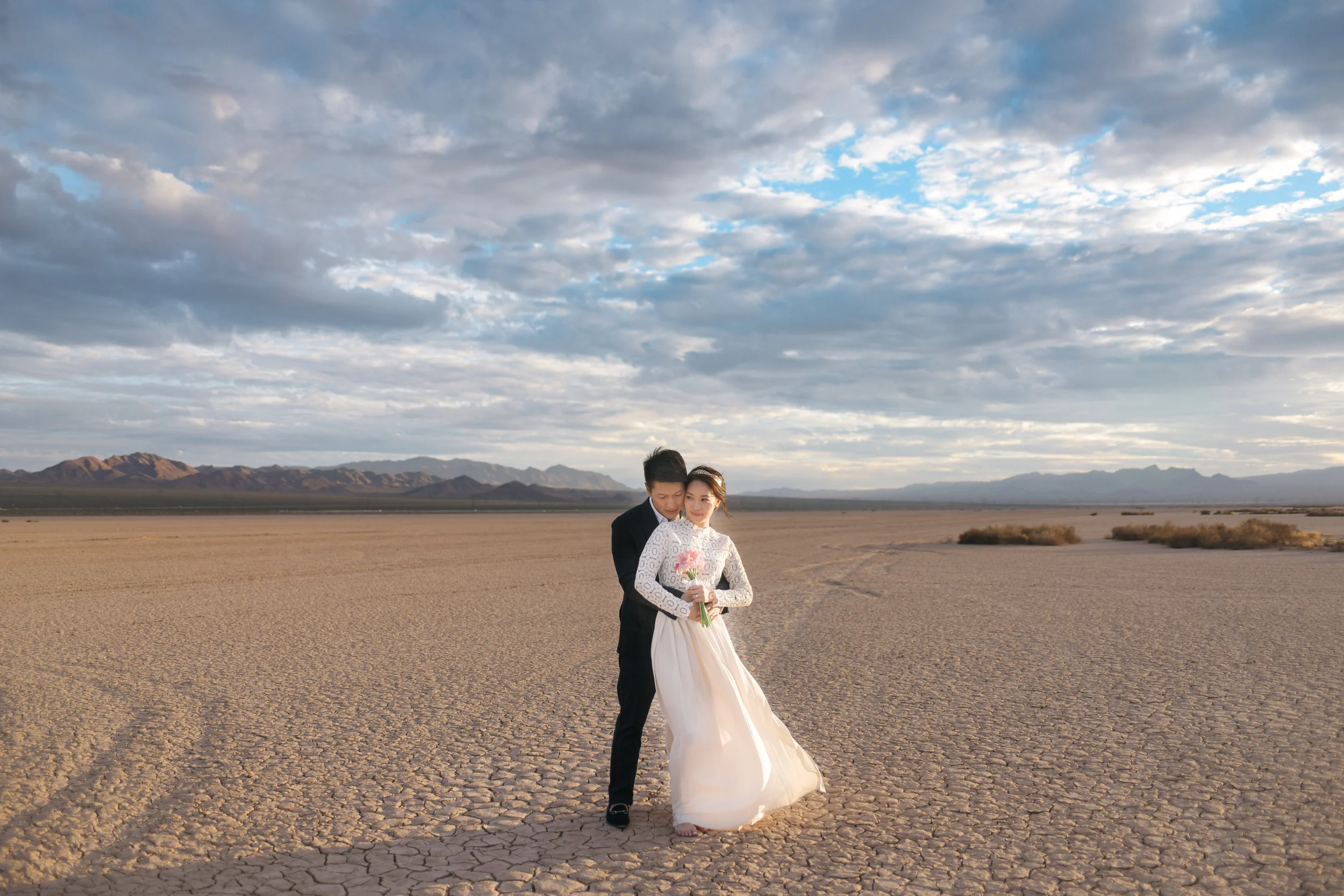 las vegas wedding, peachy keen unions, las vegas elopement, pop up wedding, las vegas, downtown las vegas, dry lake bed, dry lake bed wedding, asian wedding, wedding inspiration, las vegans wedding photographer