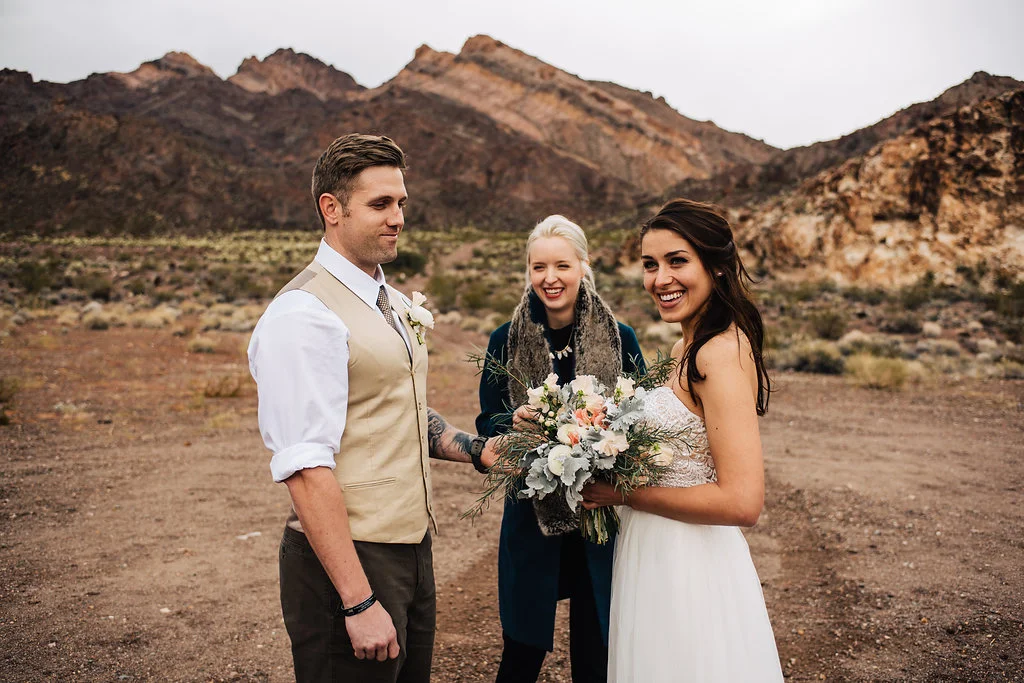 las vegas elopement, flora pop elopement, rainy day wedding, wedding, rainy day, wedding inspiration, desert elopement, lithuanian bride, military groom, las vegas elopement, 