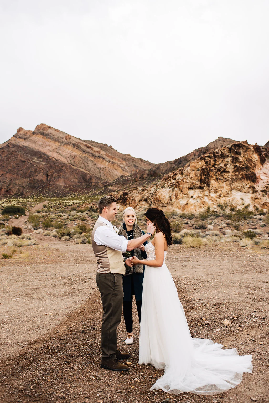 las vegas elopement, flora pop elopement, rainy day wedding, wedding, rainy day, wedding inspiration, desert elopement, lithuanian bride, military groom, las vegas elopement, 