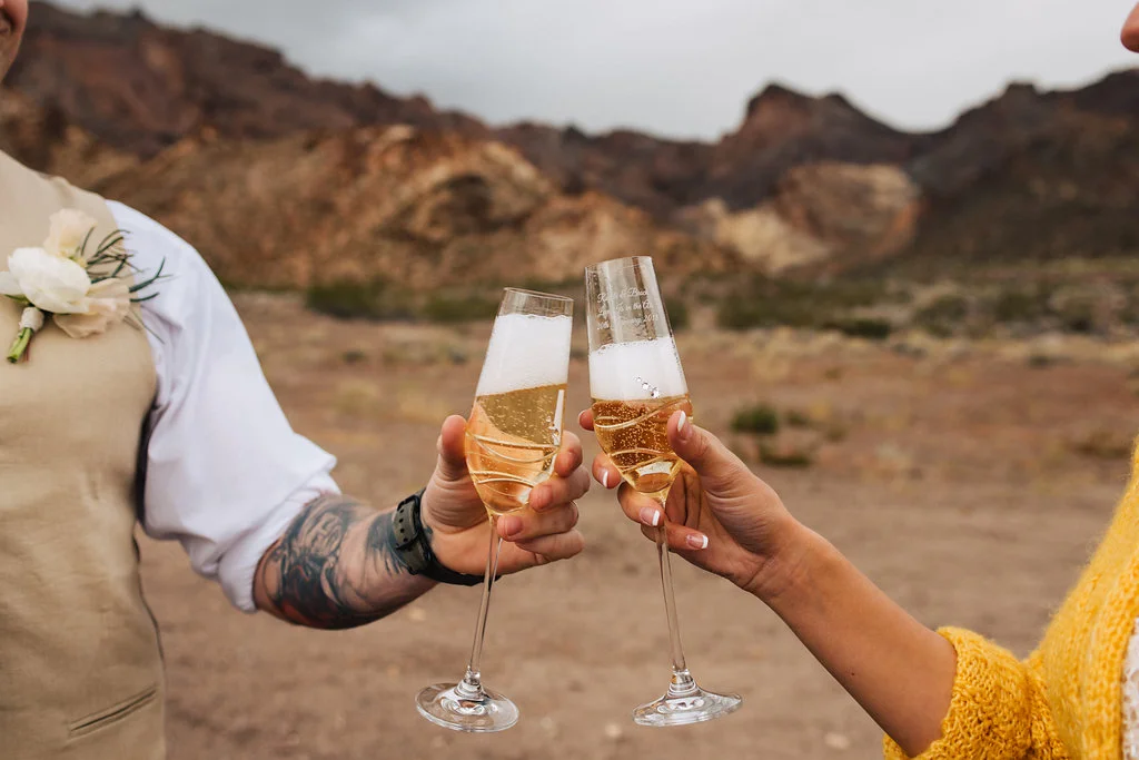 las vegas elopement, flora pop elopement, rainy day wedding, wedding, rainy day, wedding inspiration, desert elopement, lithuanian bride, military groom, las vegas elopement, 