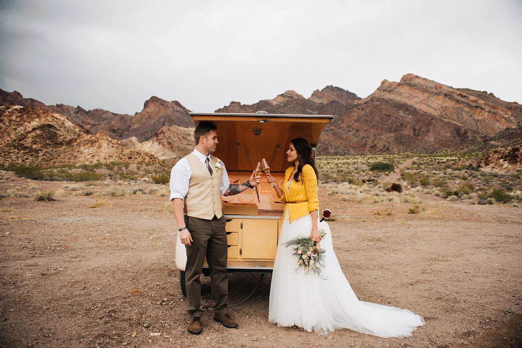 las vegas elopement, flora pop elopement, rainy day wedding, wedding, rainy day, wedding inspiration, desert elopement, lithuanian bride, military groom, las vegas elopement, 