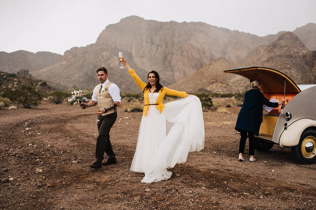 las vegas elopement, flora pop elopement, rainy day wedding, wedding, rainy day, wedding inspiration, desert elopement, lithuanian bride, military groom, las vegas elopement, 