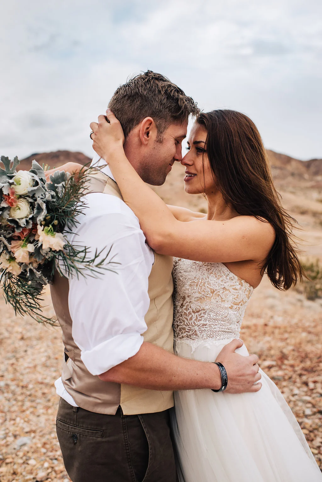 las vegas elopement, flora pop elopement, rainy day wedding, wedding, rainy day, wedding inspiration, desert elopement, lithuanian bride, military groom, las vegas elopement, 