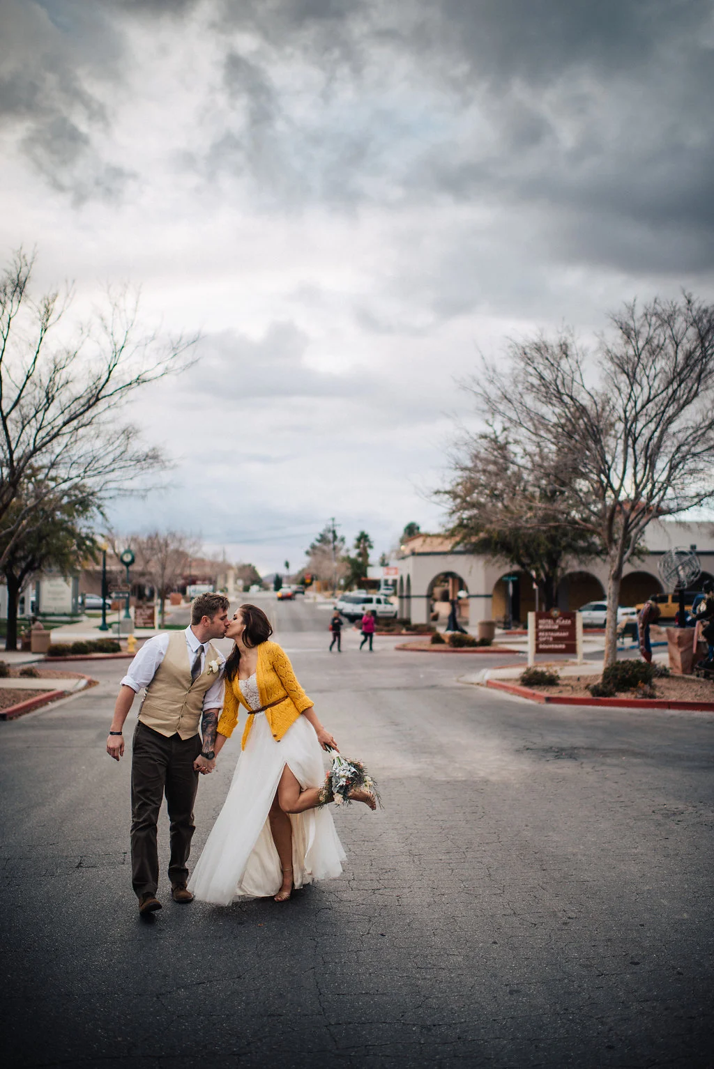 las vegas elopement, flora pop elopement, rainy day wedding, wedding, rainy day, wedding inspiration, desert elopement, lithuanian bride, military groom, las vegas elopement, 